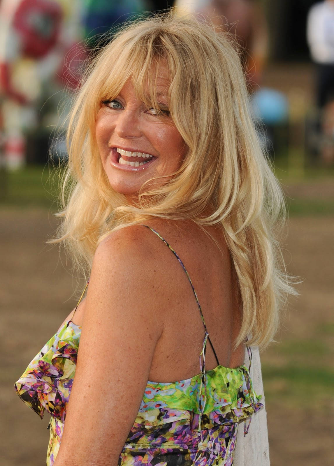 Goldie Hawn, blonde actress, floral dress, HD Phone Wallpaper