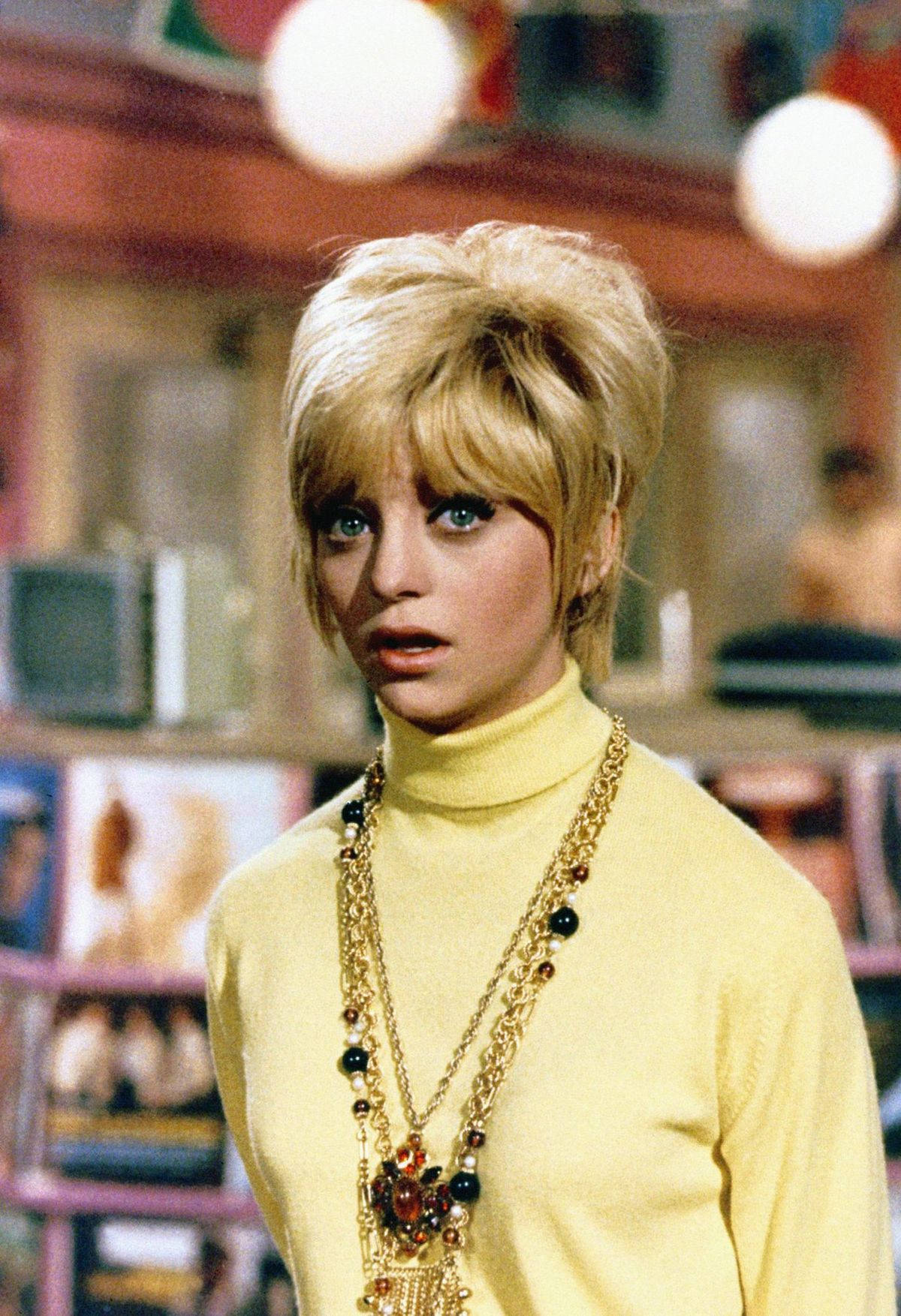 Goldie Hawn, blonde bouffant hair, bold makeup, HD Phone Wallpaper