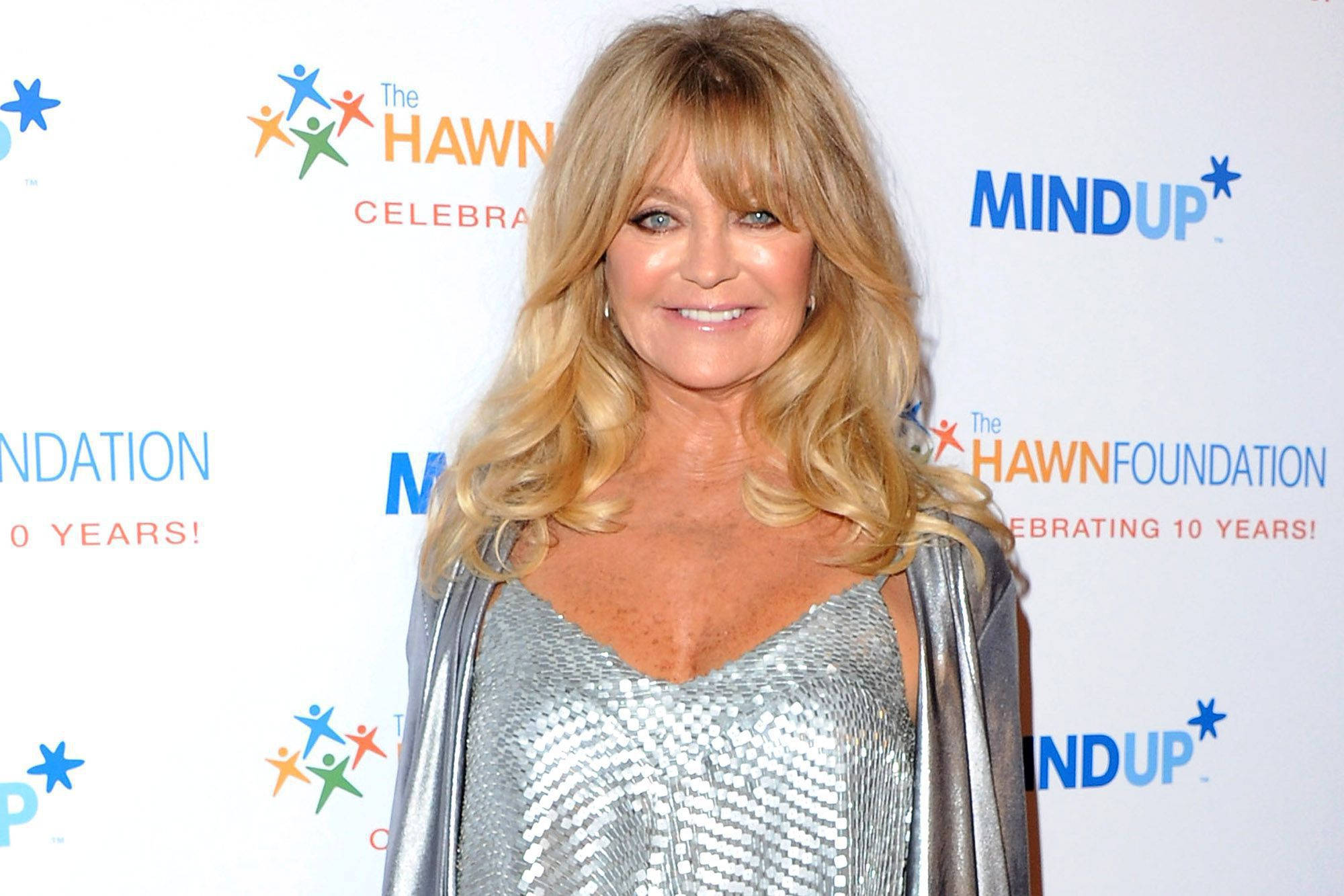 Goldie Hawn, silky dress, shimmering silver dress, Full HD Desktop Wallpaper