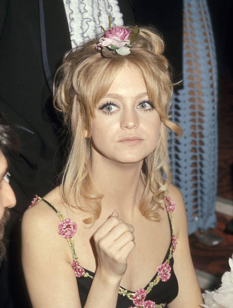 Goldie Hawn, blonde hair, pink flower, HD Phone Wallpaper