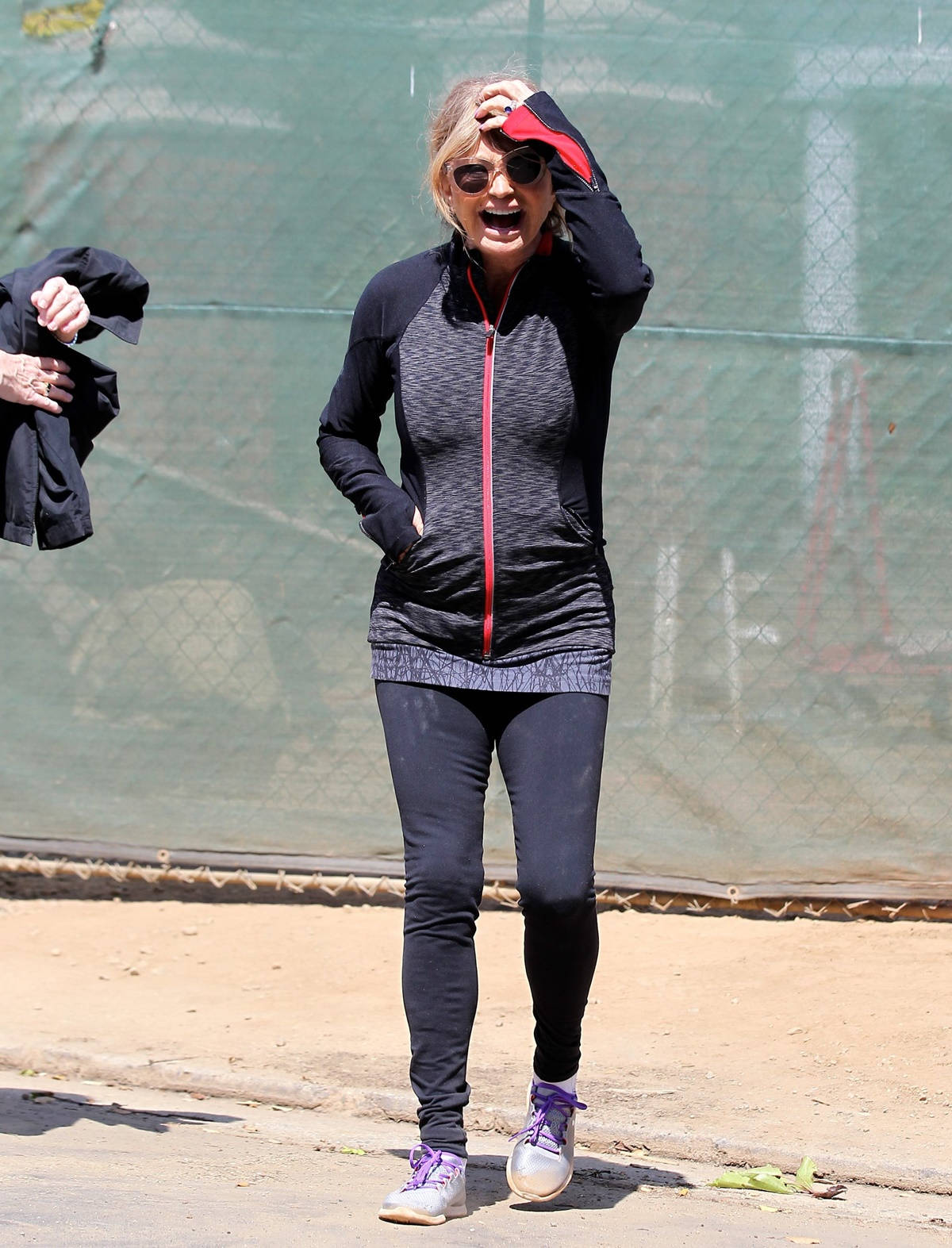 Goldie Hawn, athletic wear, green fence, HD Phone Wallpaper