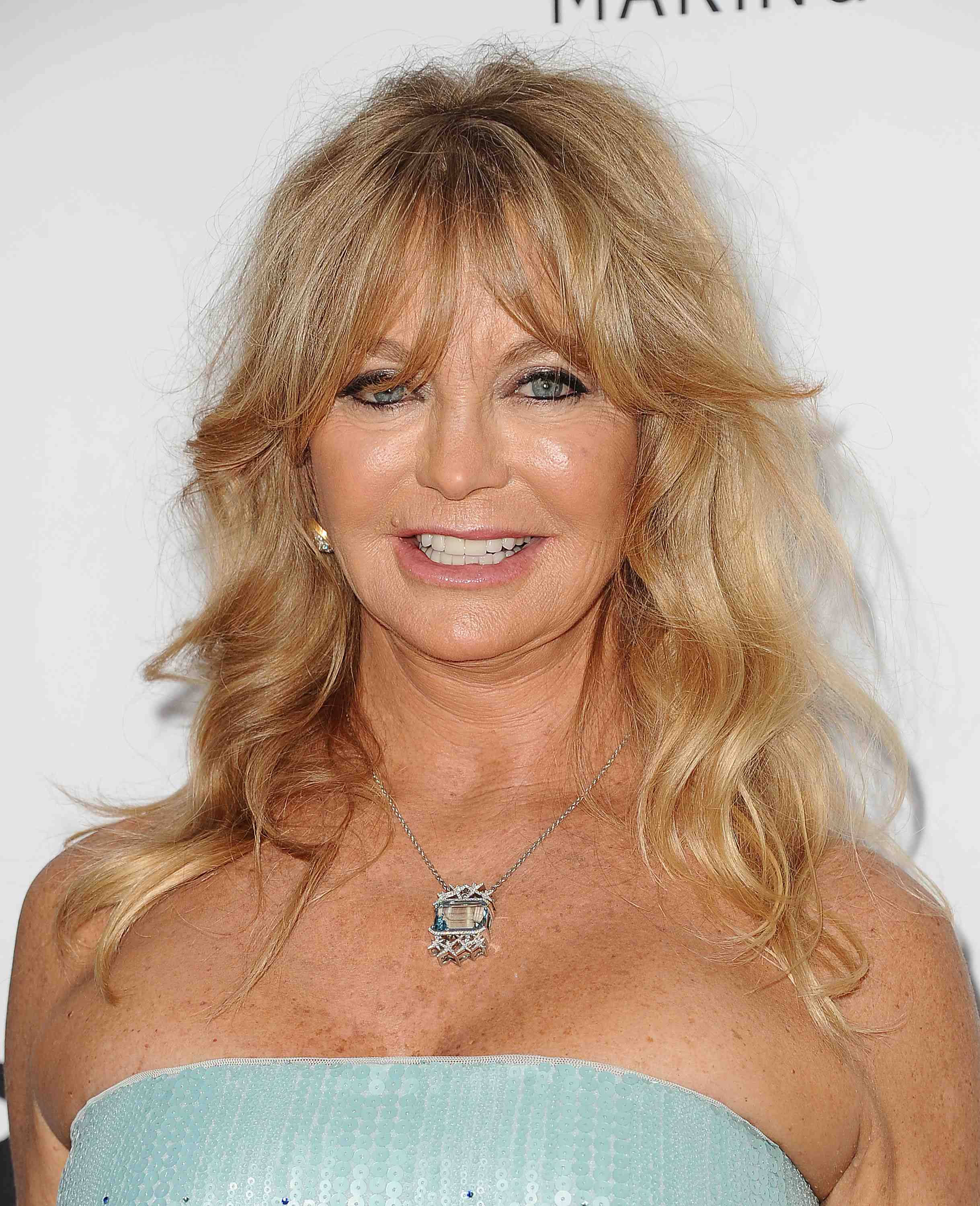 Goldie Hawn, blonde actress, voluminous blonde hair, 2K Phone Wallpaper
