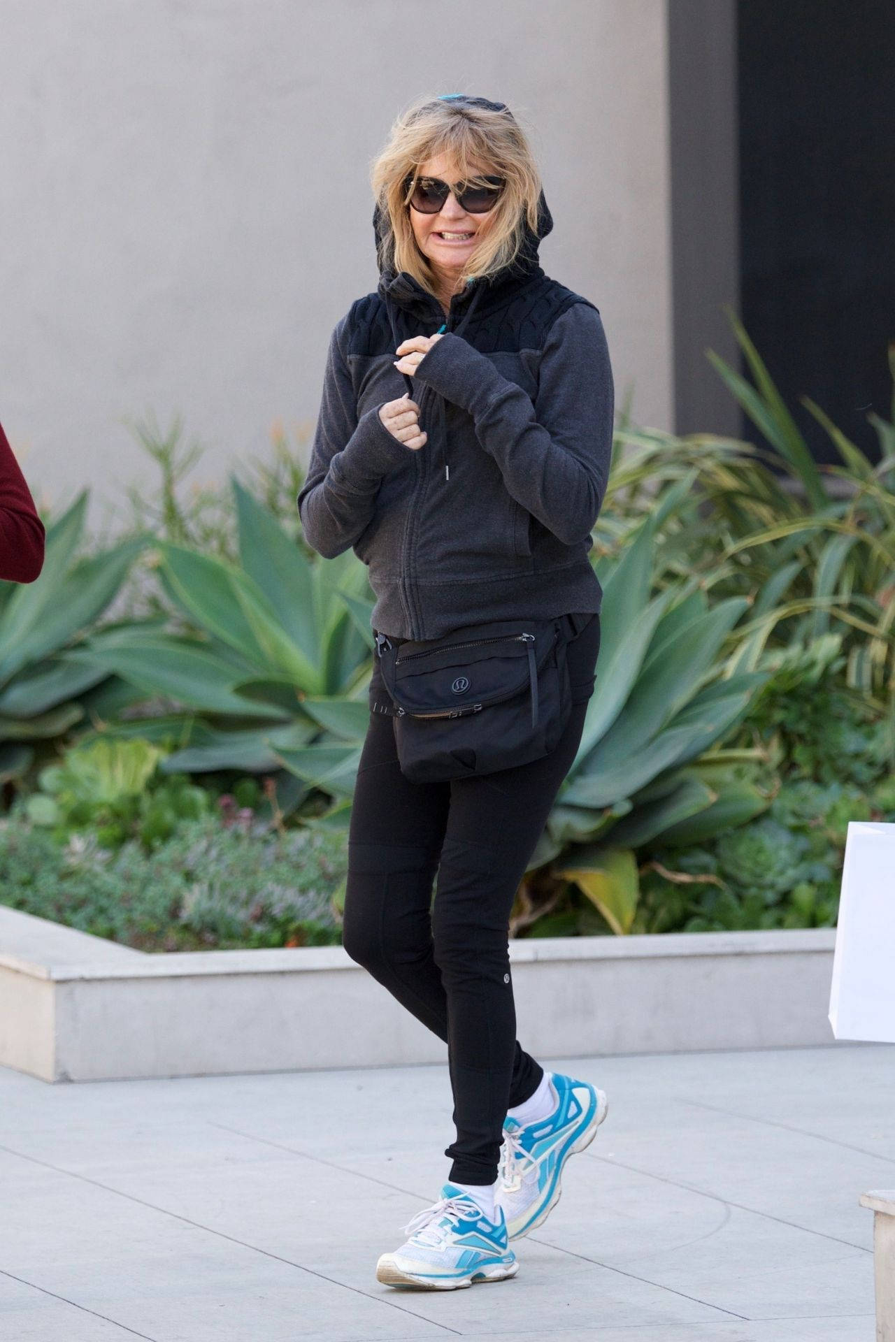Goldie Hawn, black athletic wear, bright blue sneakers, Full HD Phone Wallpaper