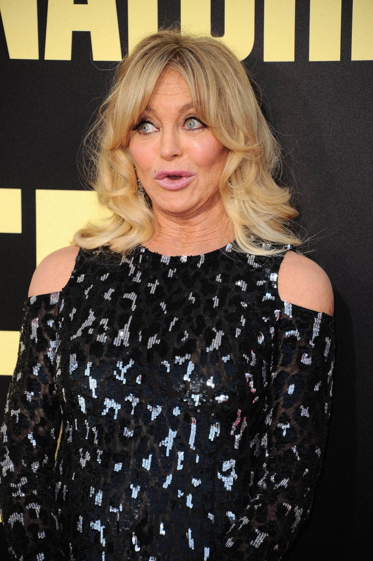Goldie Hawn, black sequined off-shoulder dress, red carpet event, HD Phone Wallpaper