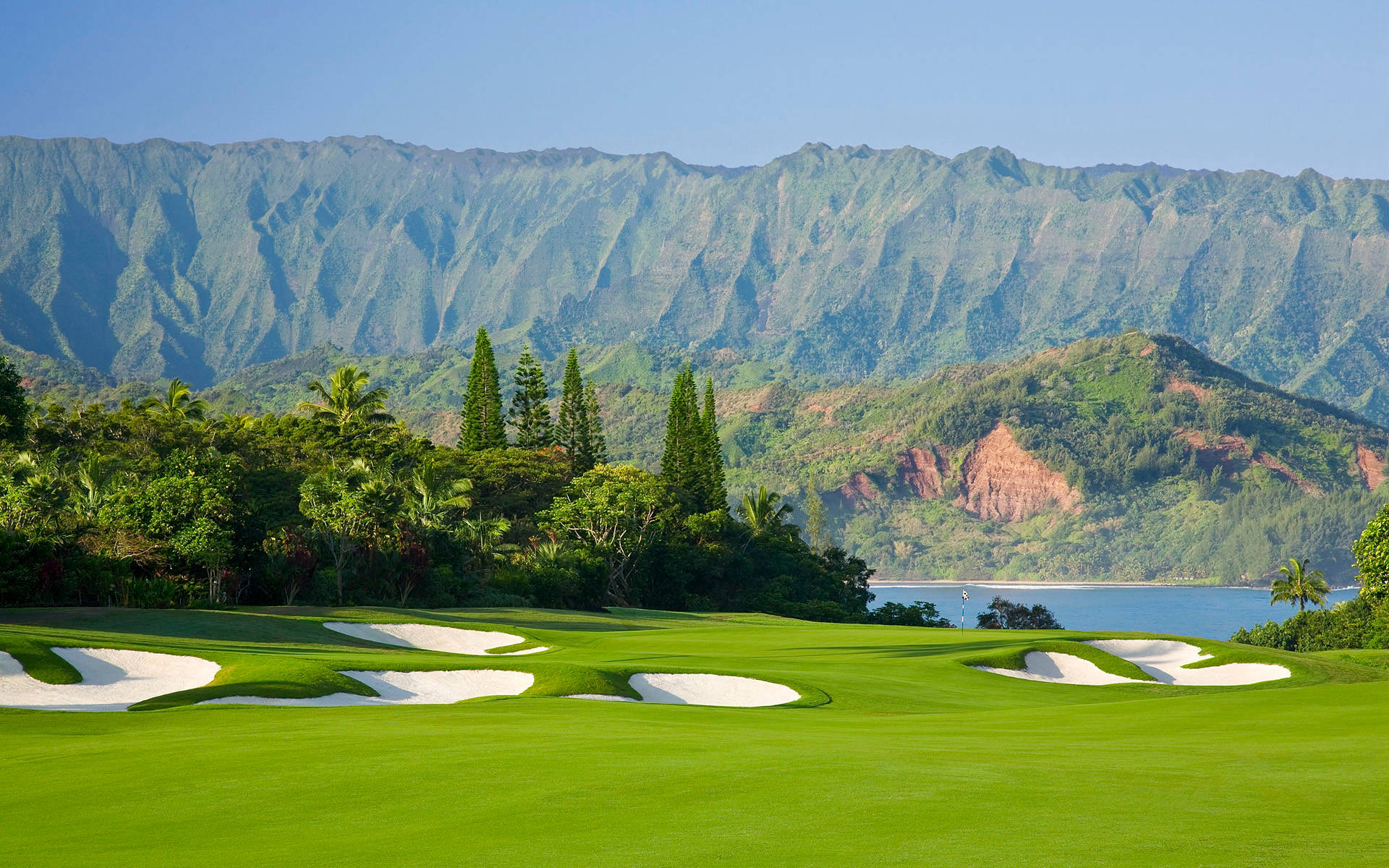 Ultra HD Golf Course Plateau, vibrant green golf course, white sand traps, Full HD Desktop Wallpaper