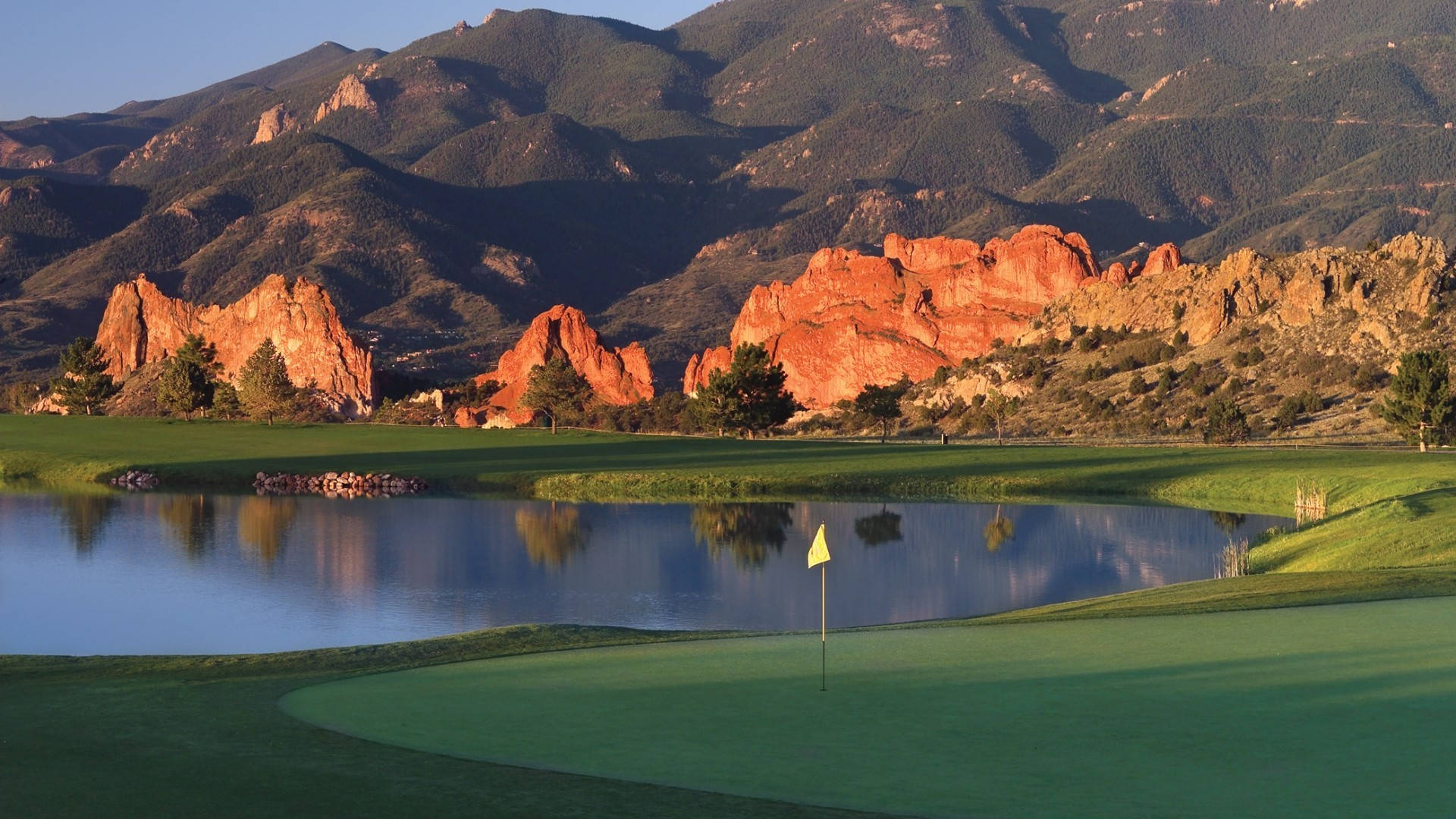 golf course green, yellow flag, calm pond, Full HD Desktop Wallpaper
