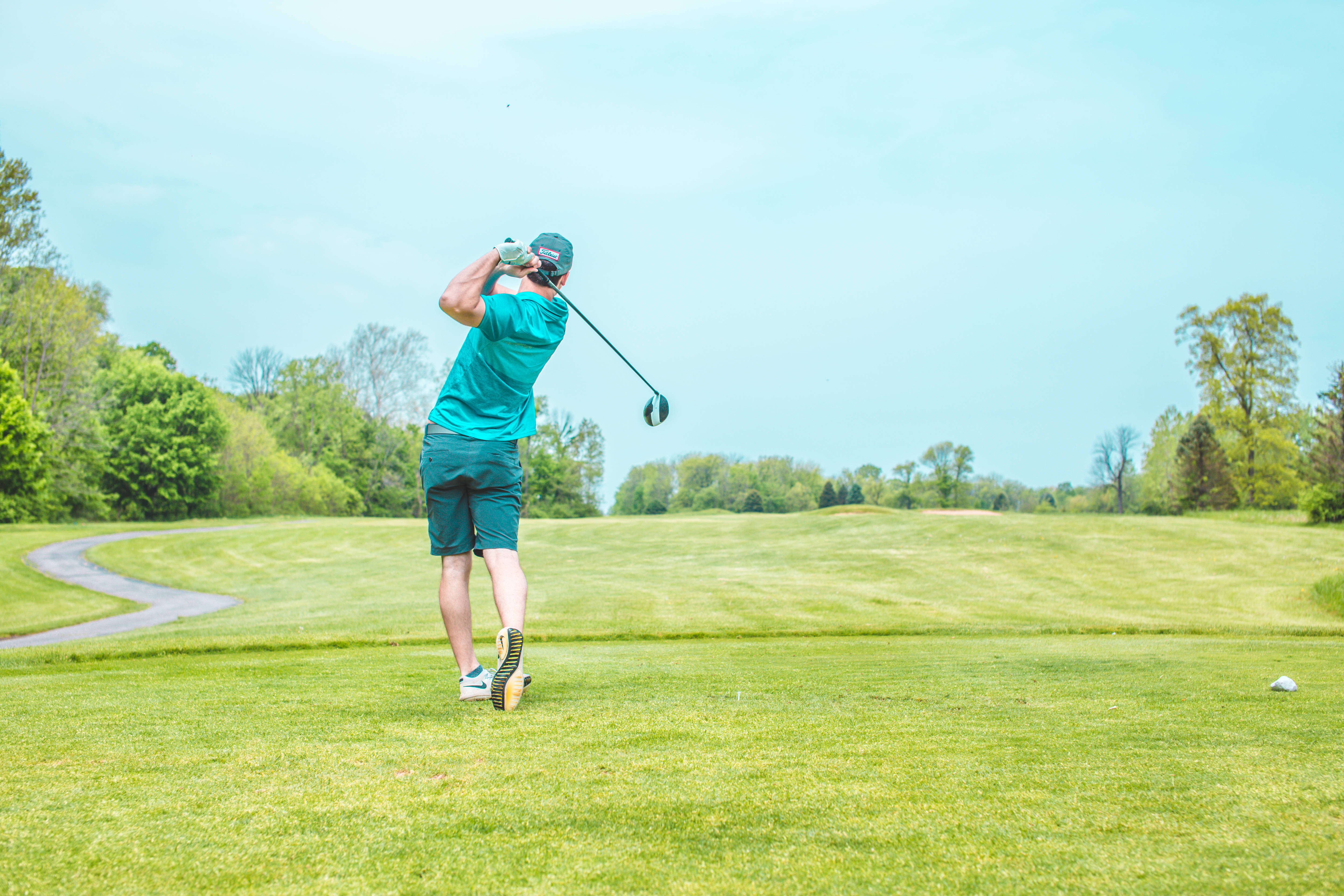 man in blue, teal shirt, sunlit green course, 5K Desktop Wallpaper