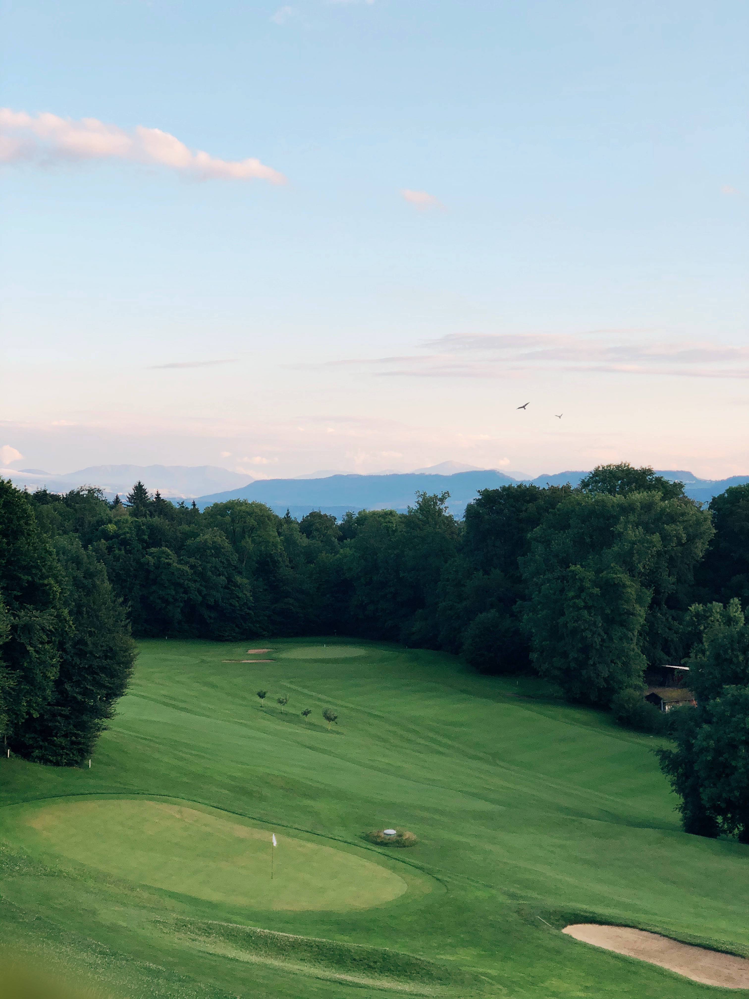 Golf course, twilight sky, mountains, 4K Phone Wallpaper