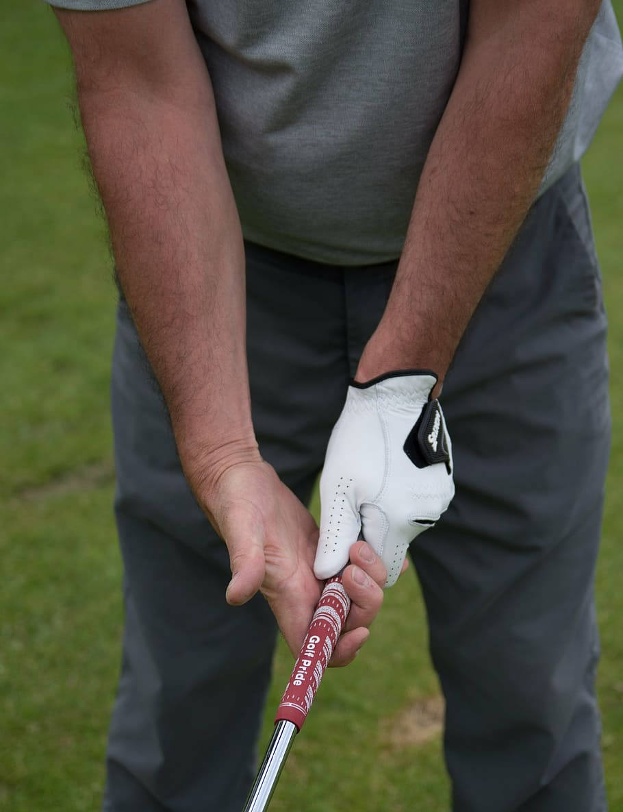 golfer, red and silver golf club, green grassy course, SD Phone Wallpaper