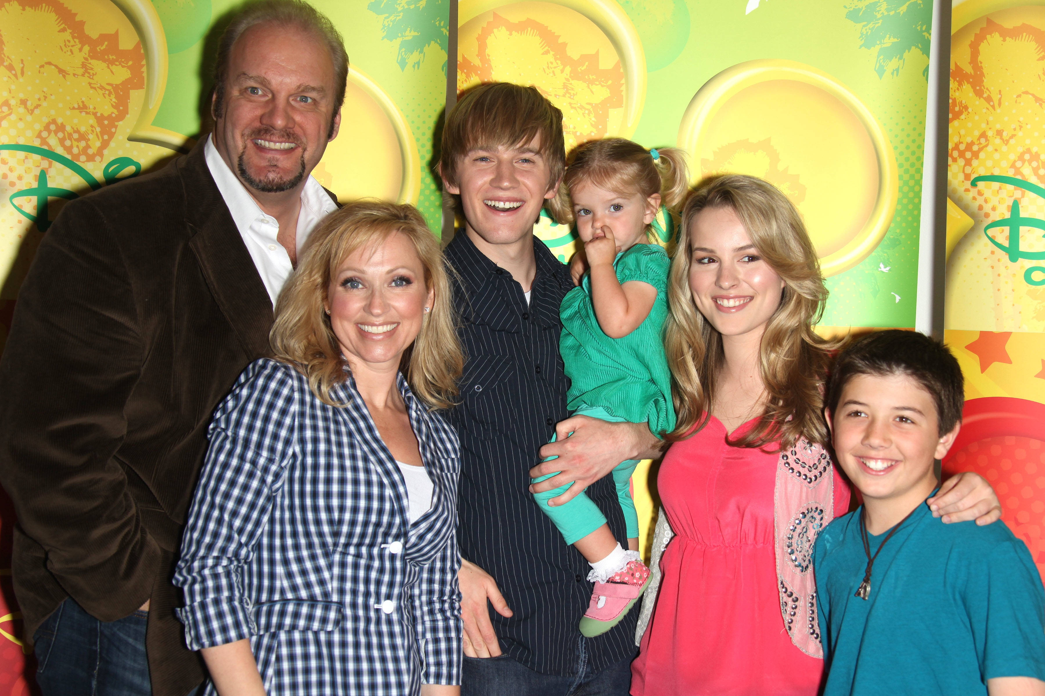Good Luck Charlie, family of six, colorful Disney-themed backdrop, 2K Desktop Wallpaper