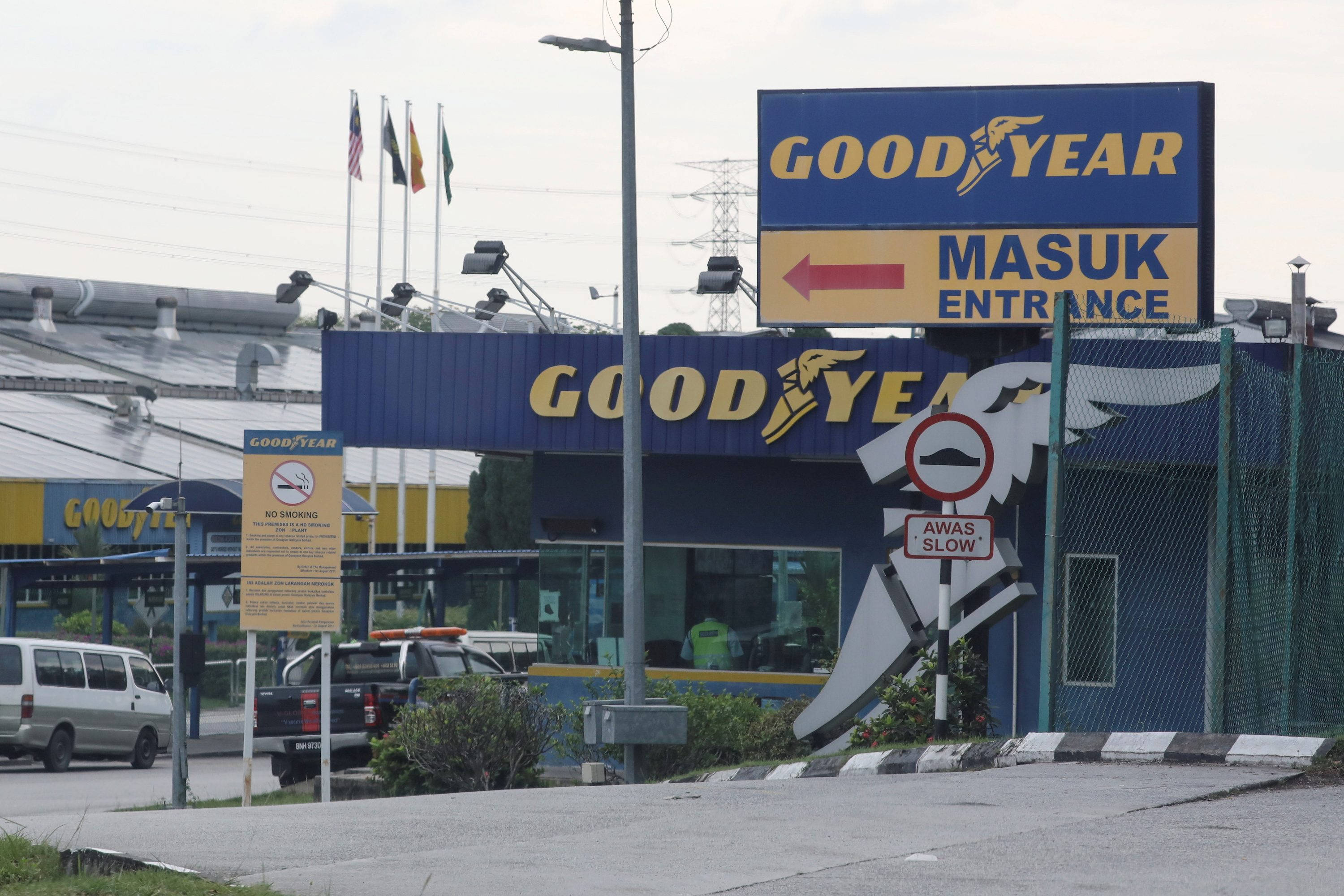 Goodyear, tire shop entrance, blue signage, 2K Desktop Wallpaper