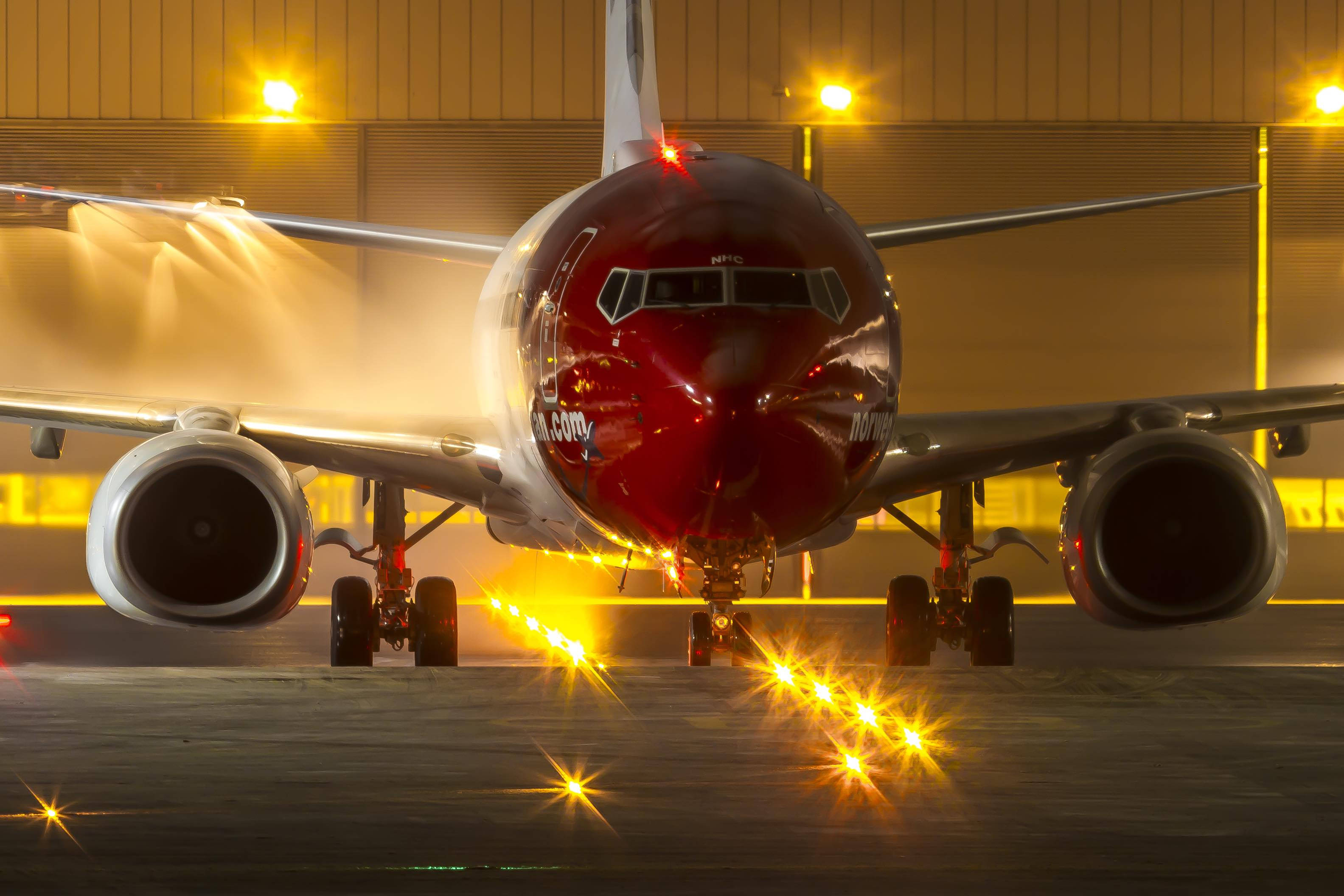Google Flights, red cockpit, airplane nose-on, 2K Desktop Wallpaper