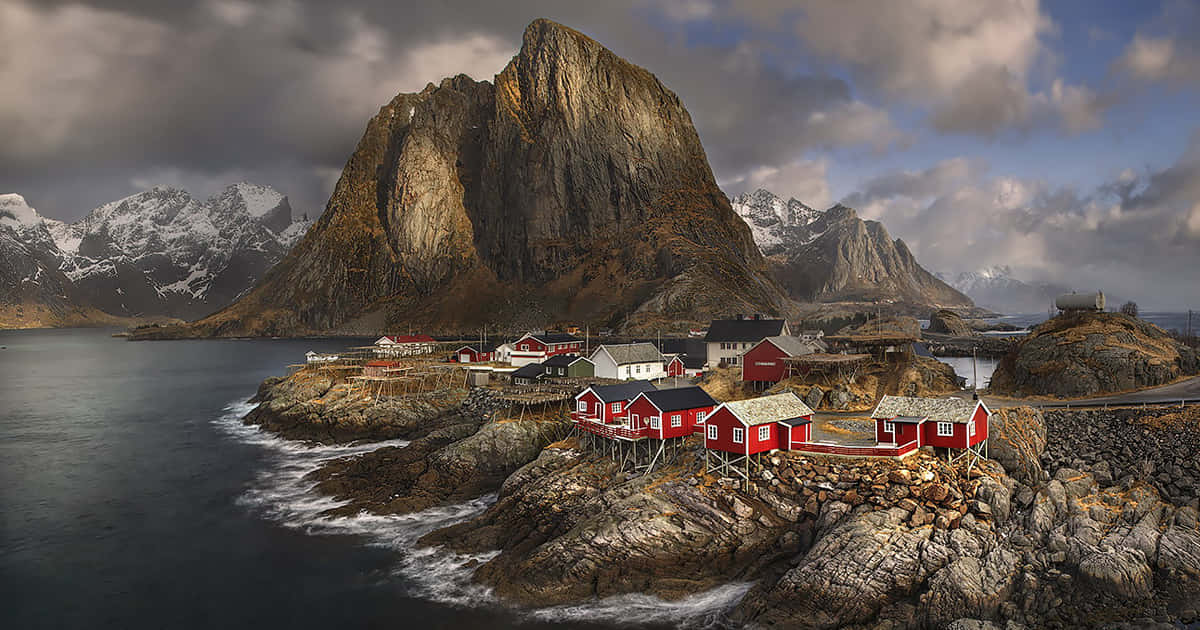 Red wooden houses, rocky cliffs, dark sea, SD Desktop Wallpaper