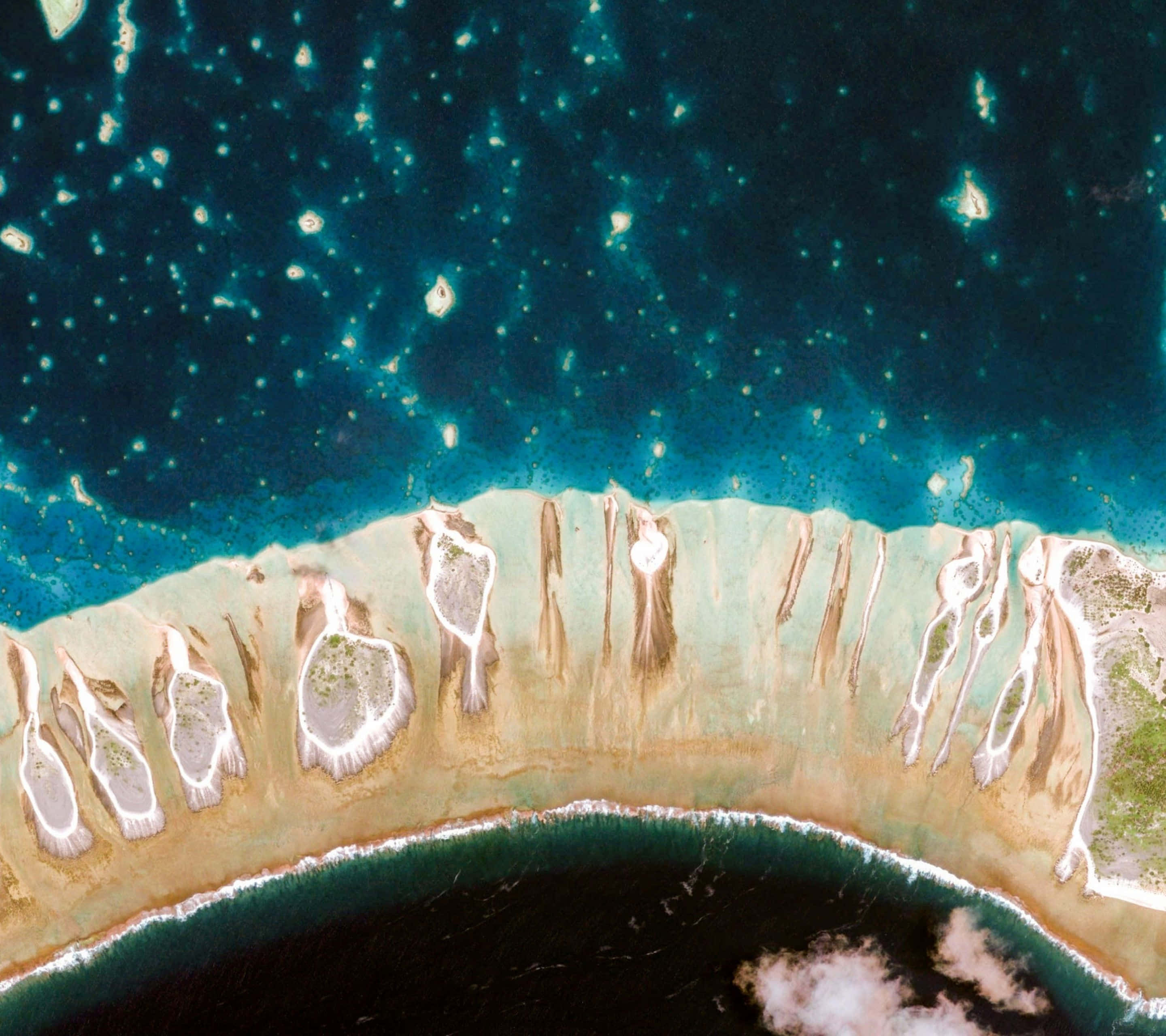 Google Pixel Water, crescent-shaped atoll, turquoise lagoon, 2K Desktop Wallpaper
