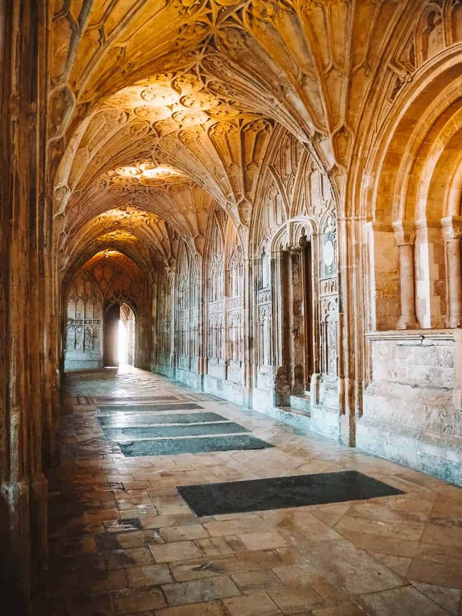 Gothic Architecture, stone corridor, vaulted ceilings, SD Phone Wallpaper