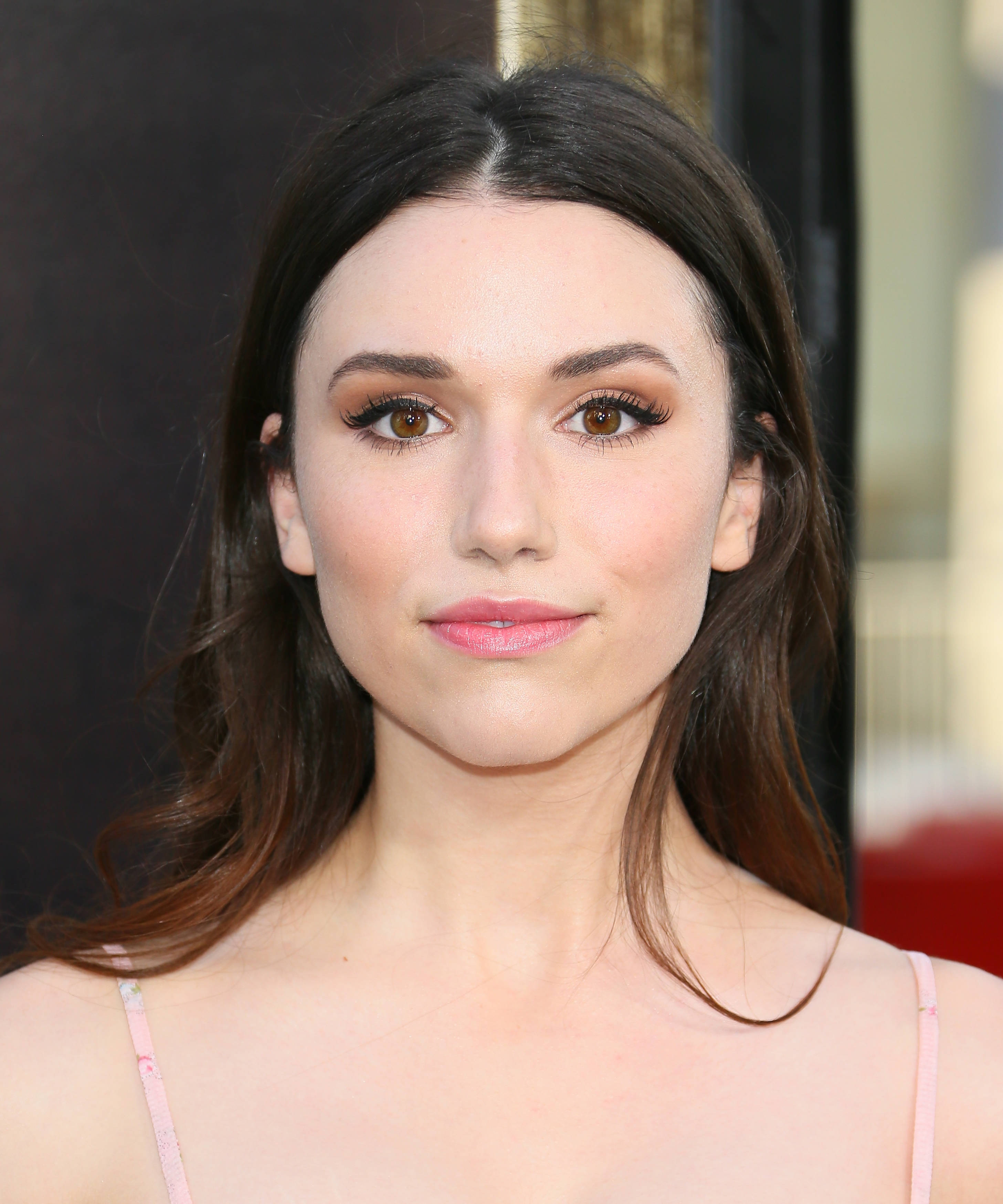 Grace Fulton, dark hair, warm brown eyes, 2K Phone Wallpaper