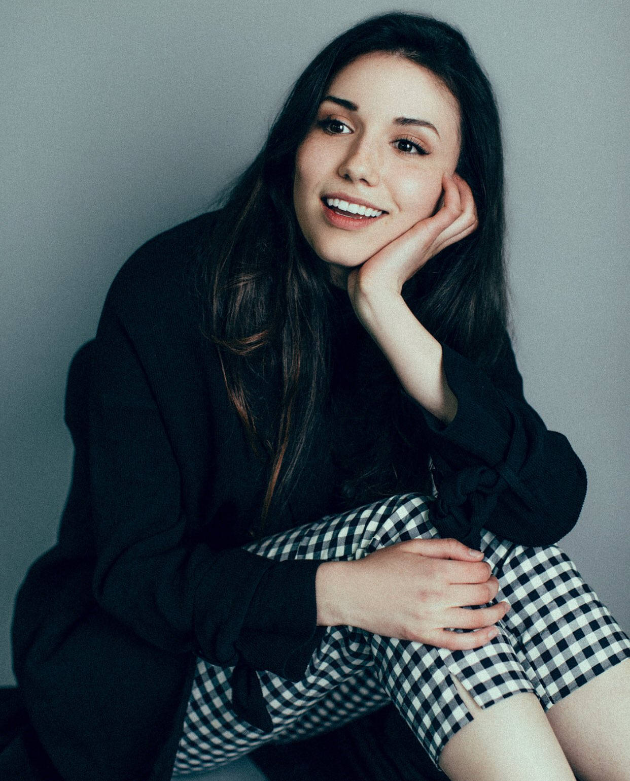 Grace Fulton, long dark hair, plain gray wall, HD Phone Wallpaper