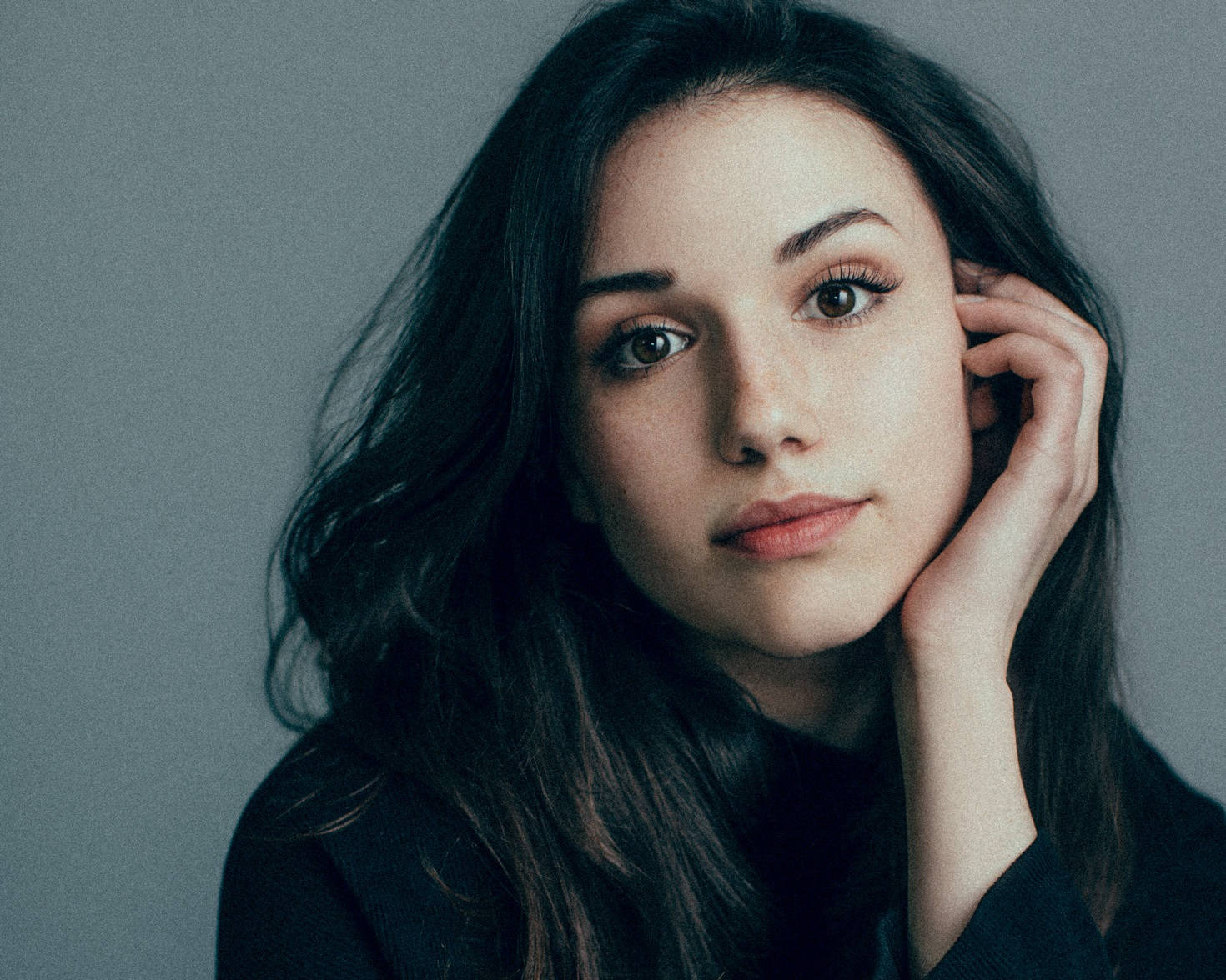 Grace Fulton, dark wavy hair, chin on hand, HD Desktop Wallpaper
