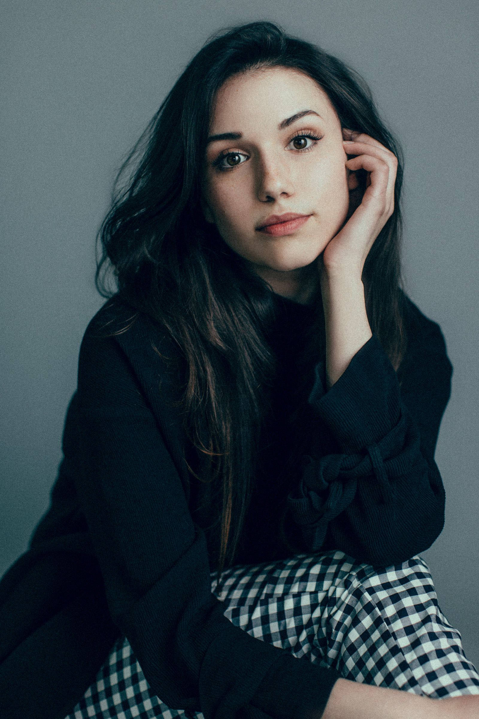 Grace Fulton, gray, muted gray studio background, Full HD Phone Wallpaper