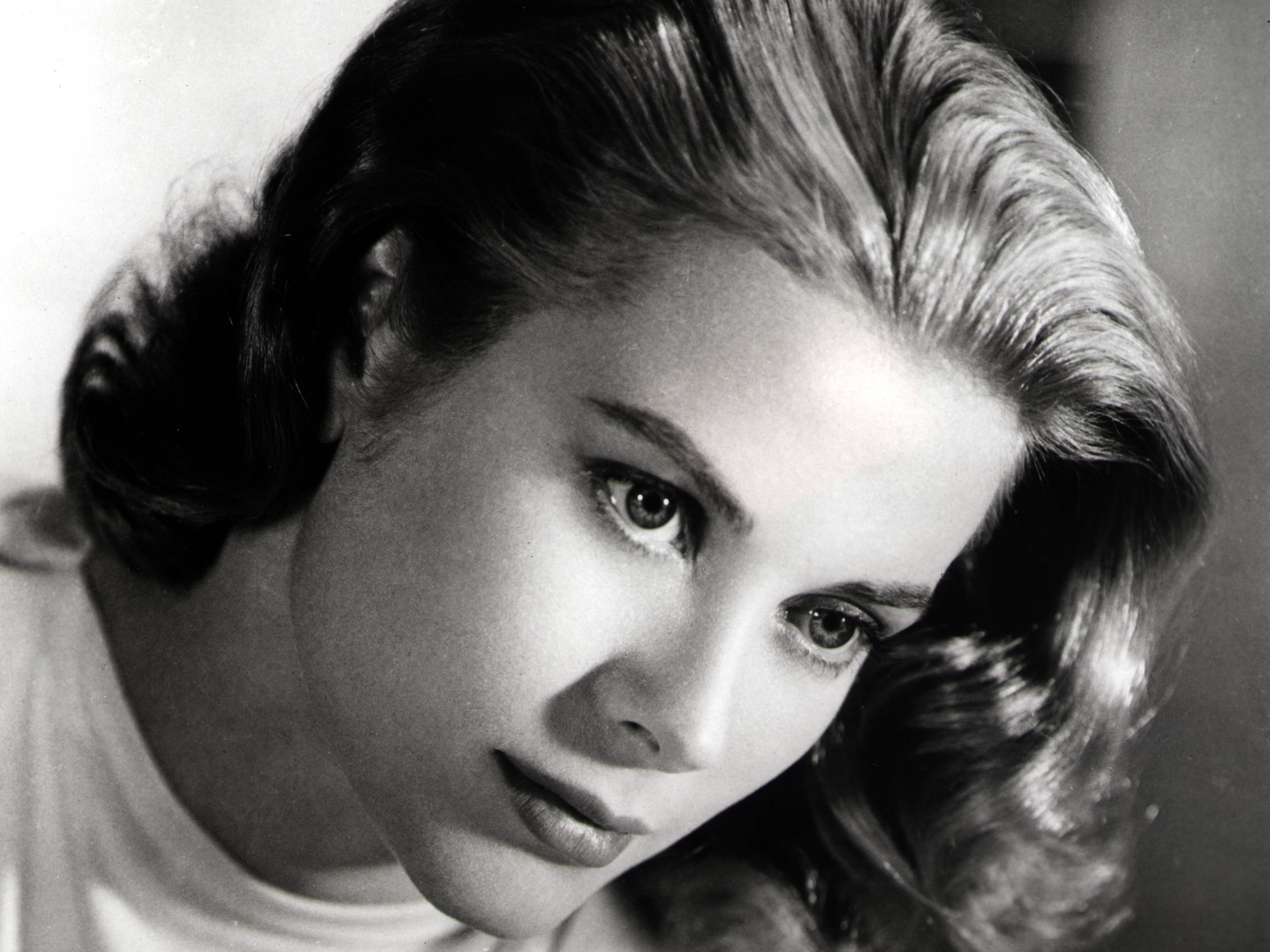 Grace Kelly, black and white, close-up portrait, 2K Desktop Wallpaper