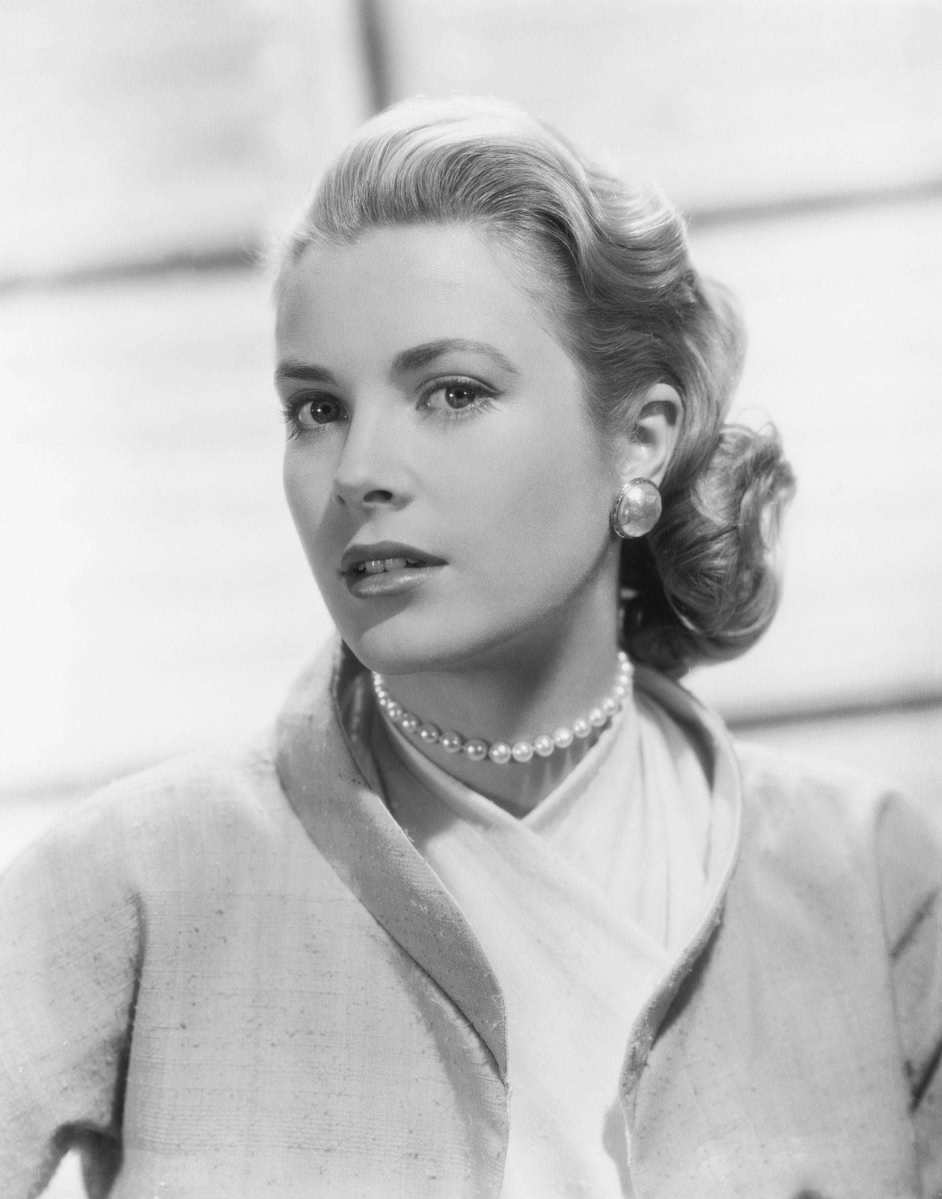 Grace Kelly, pearl necklace, black and white portrait, Full HD Phone Wallpaper
