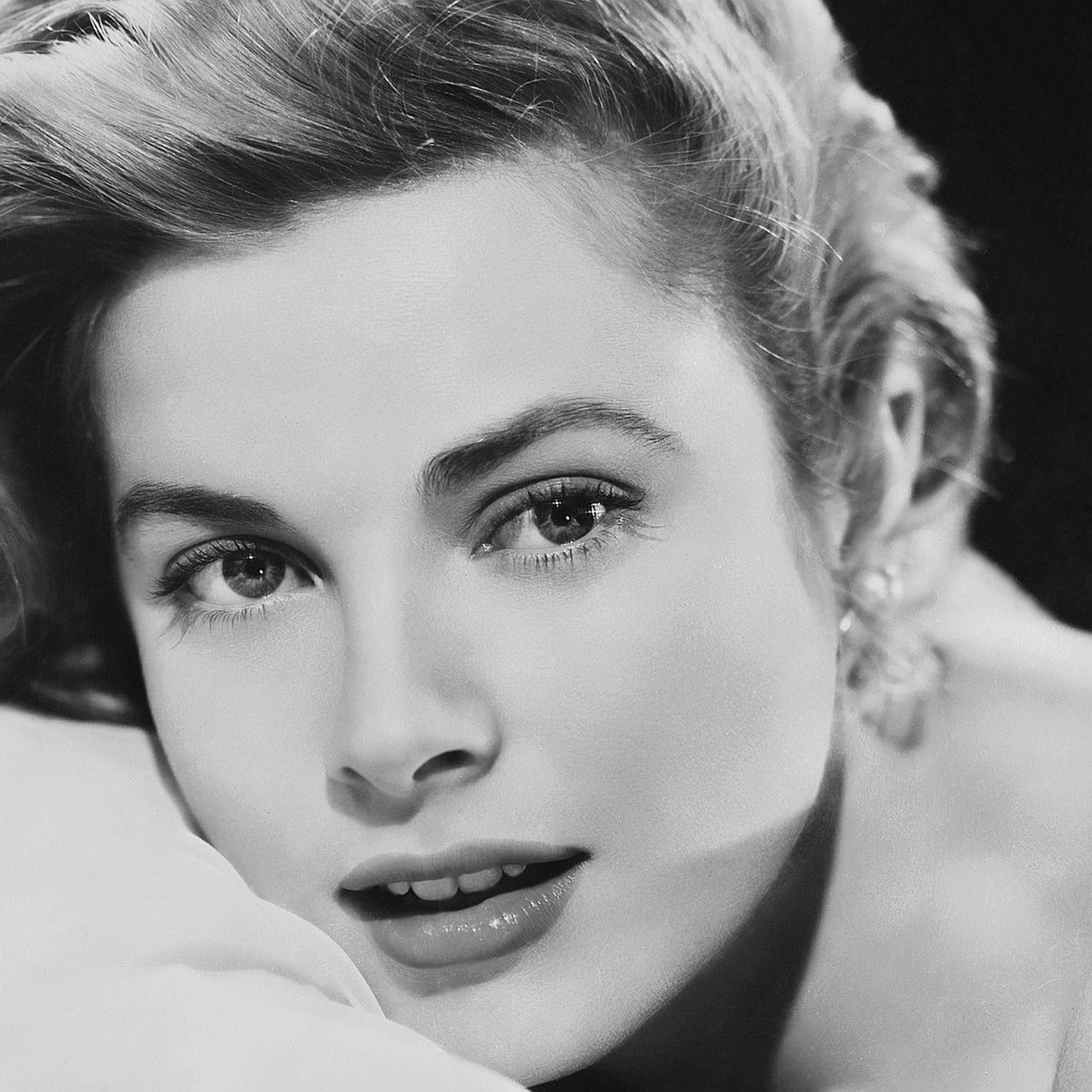Grace Kelly, black and white portrait, styled hair, 2K Desktop Wallpaper