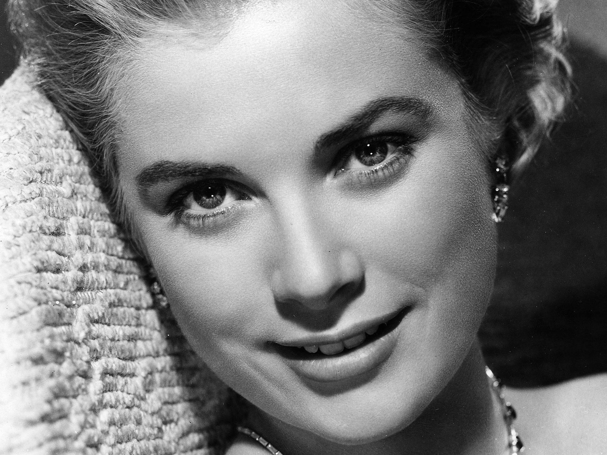 Grace Kelly, black and white portrait, soft curls, 2K Desktop Wallpaper