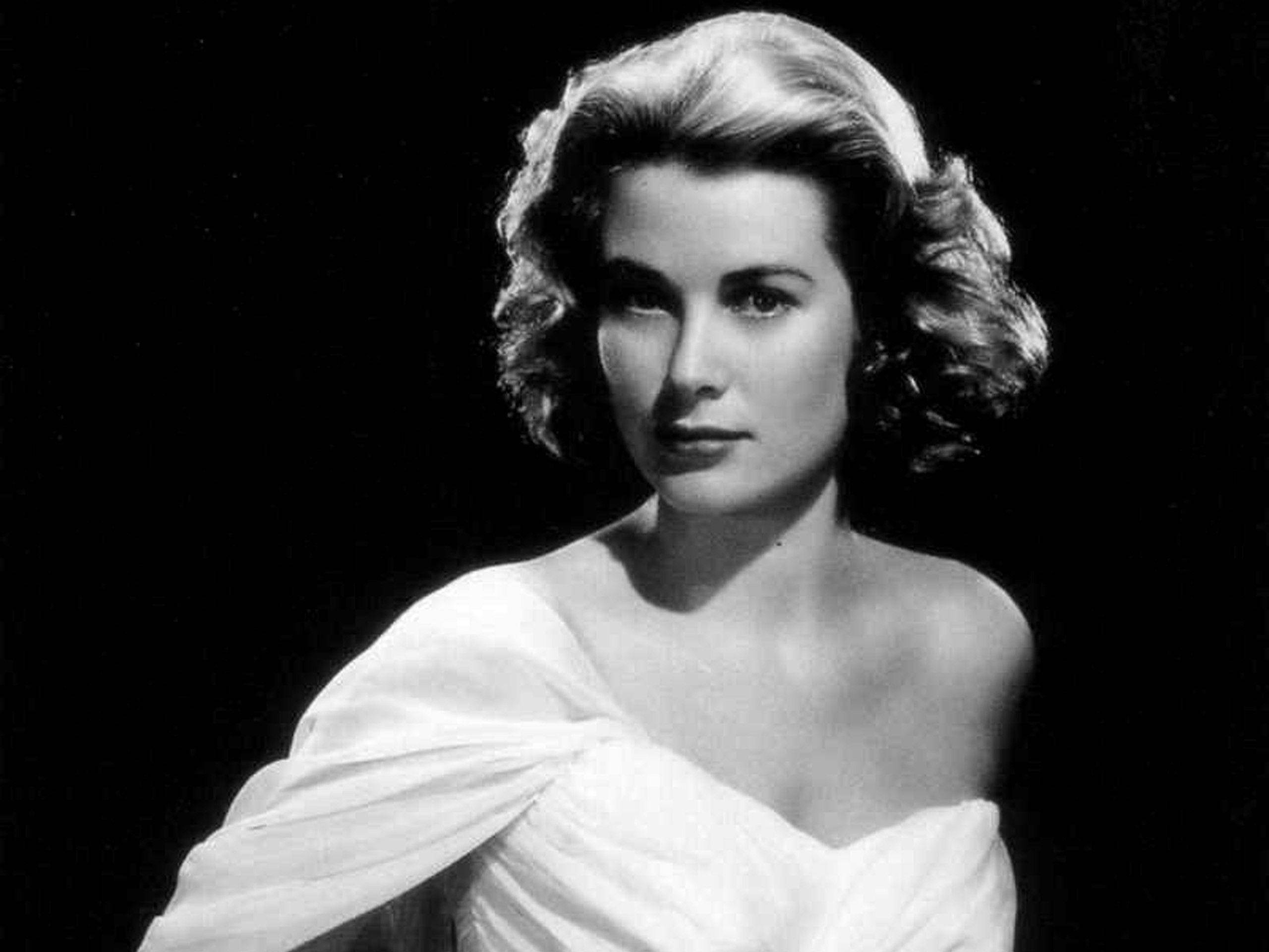 Grace Kelly, white gown, stark black background, 2K Desktop Wallpaper