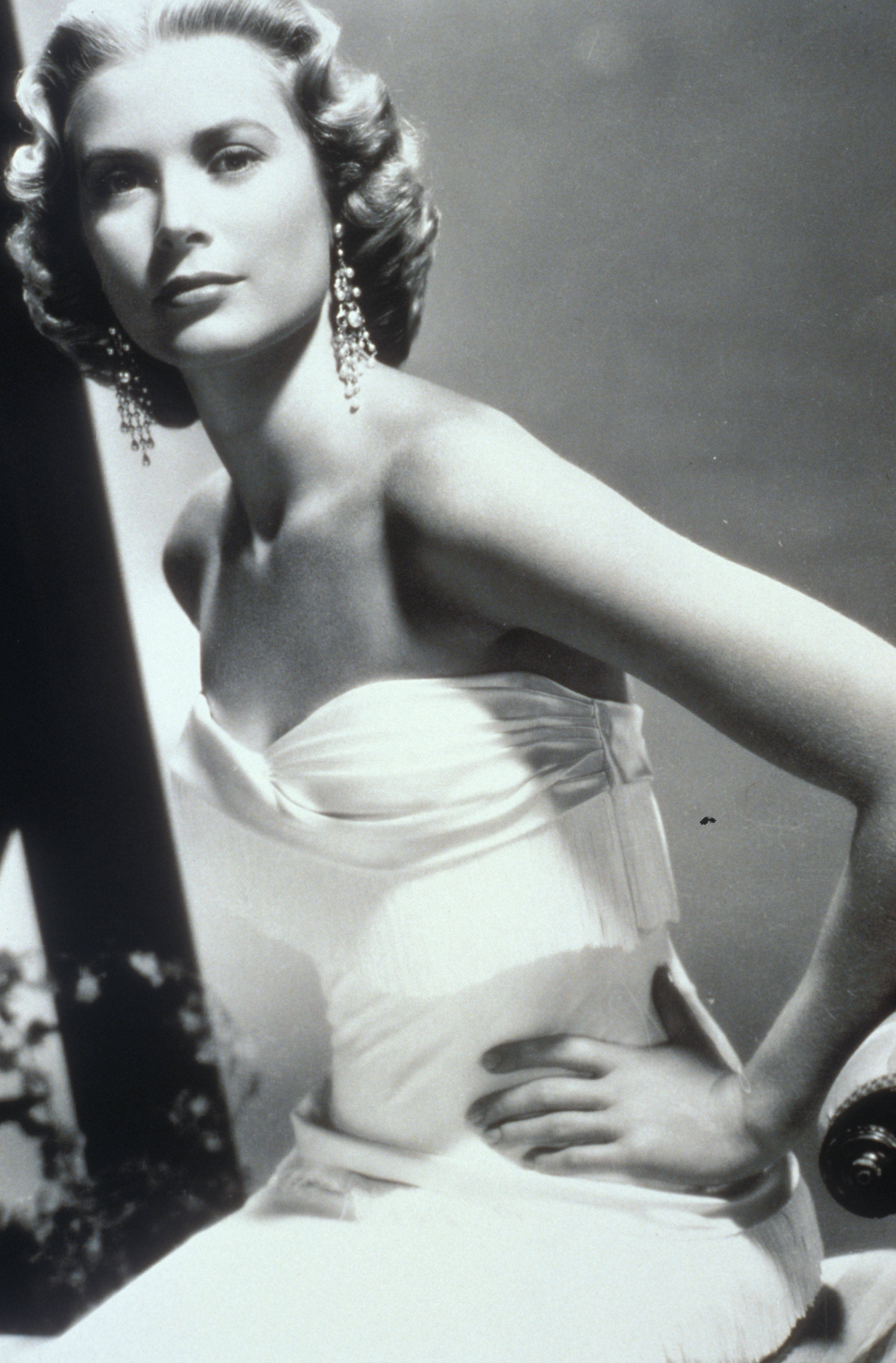 Grace Kelly, white strapless gown, cascading earrings, 2K Phone Wallpaper
