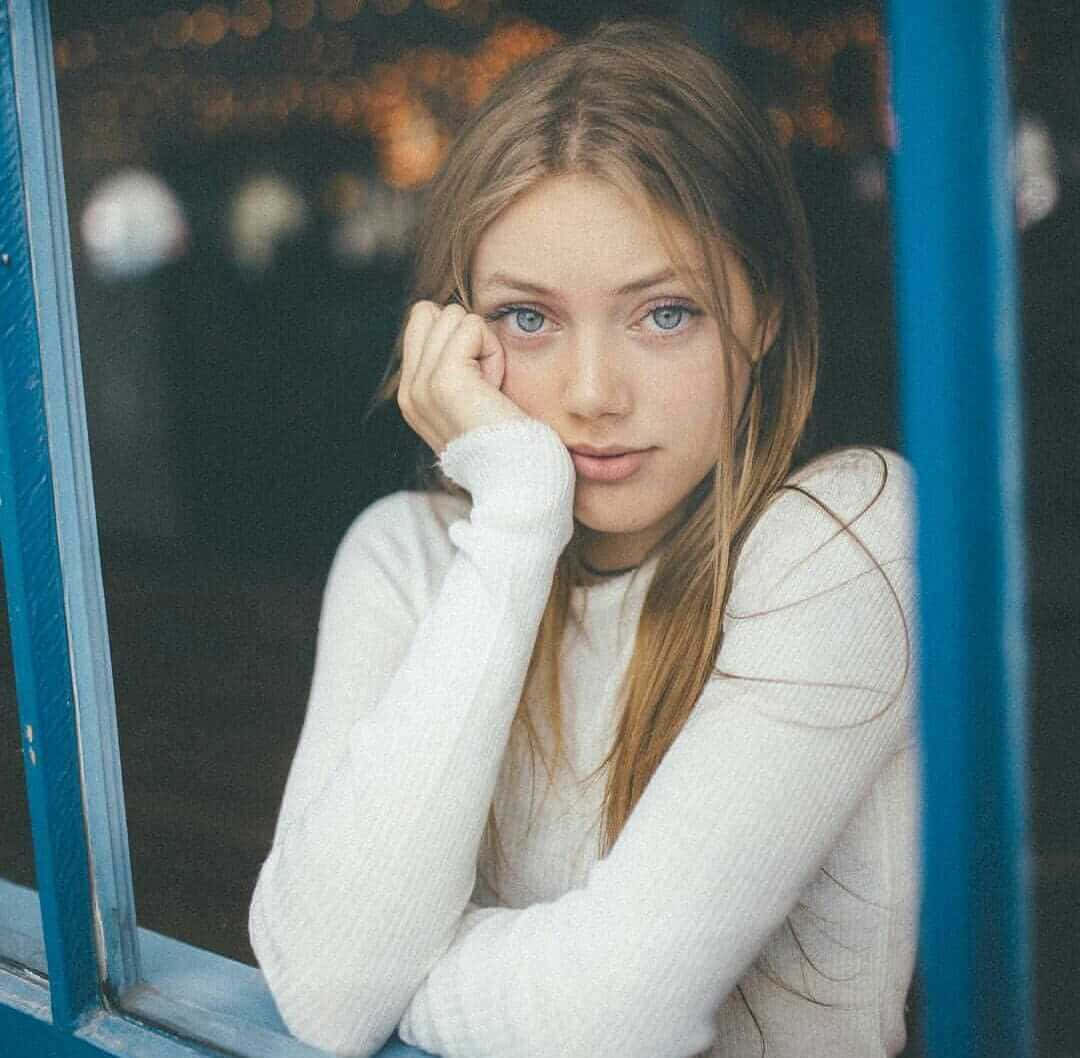 Grace Van Dien, blue eyes, blue-framed window, SD Desktop Wallpaper