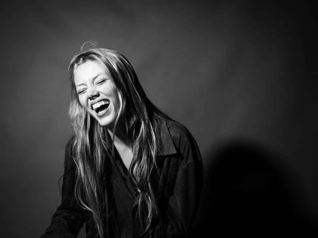 Grace Van Dien, black and white, dark gray studio backdrop, SD Desktop Wallpaper
