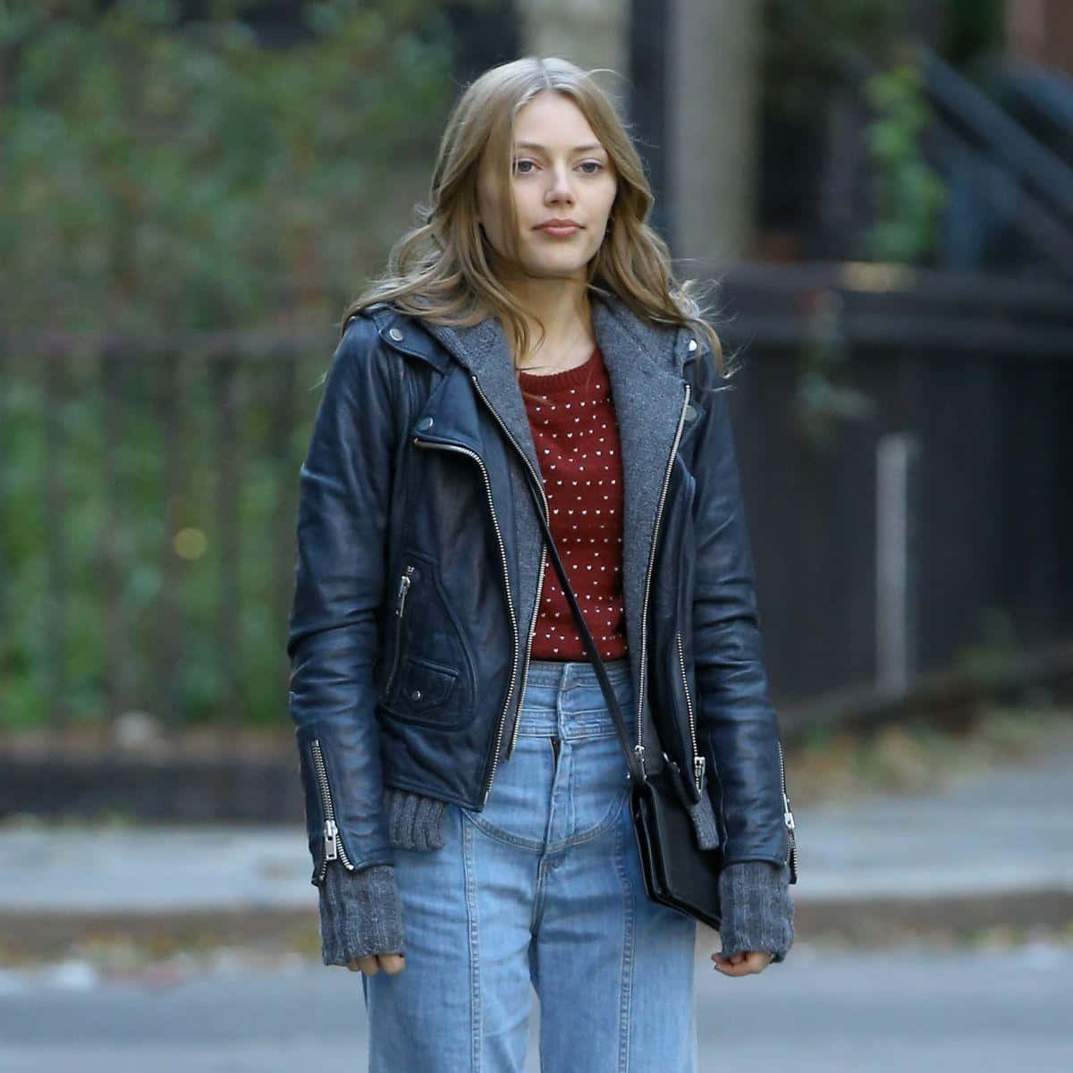 Grace Van Dien, black leather jacket, blue jeans, SD Desktop Wallpaper