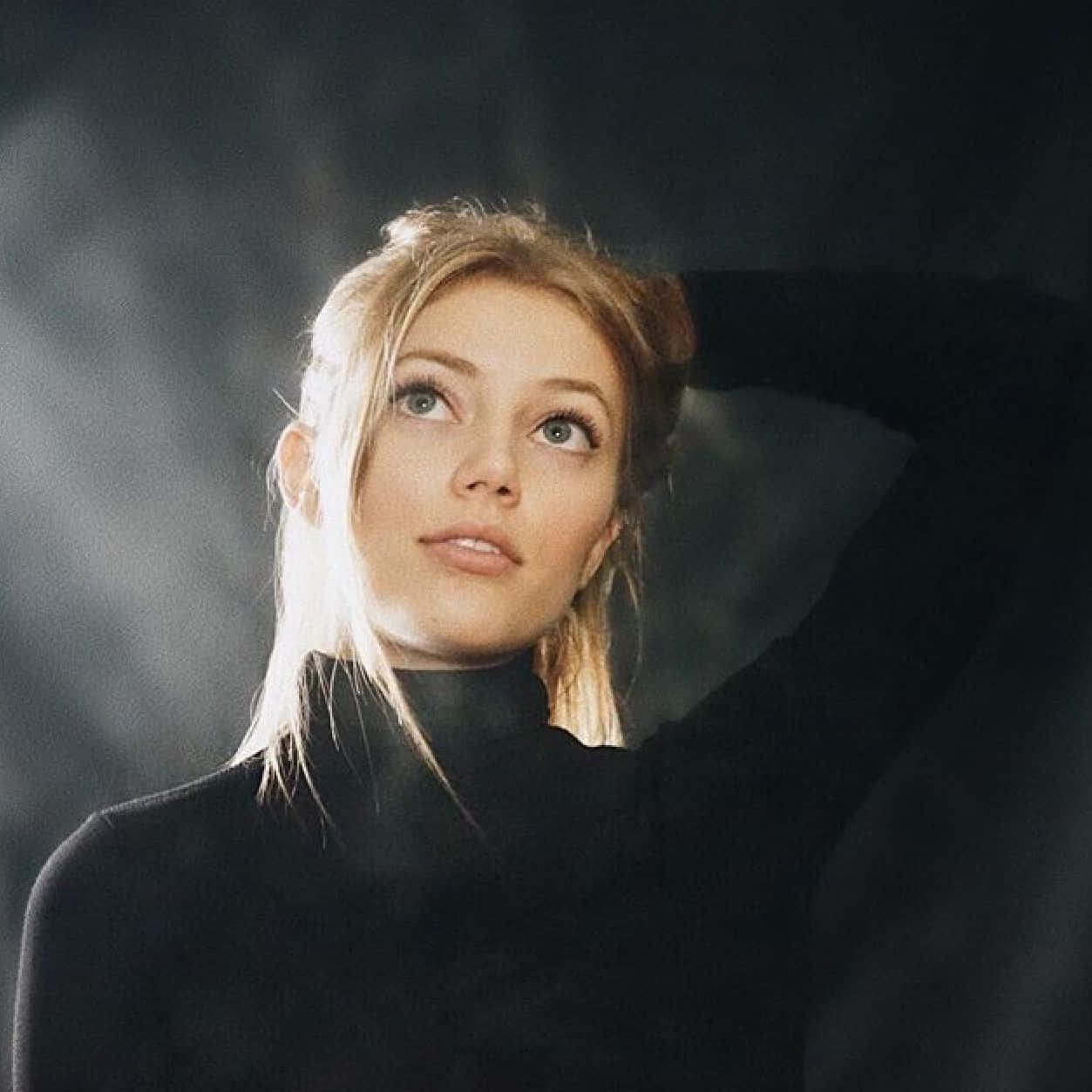Grace Van Dien, blonde hair, green eyes, SD Desktop Wallpaper
