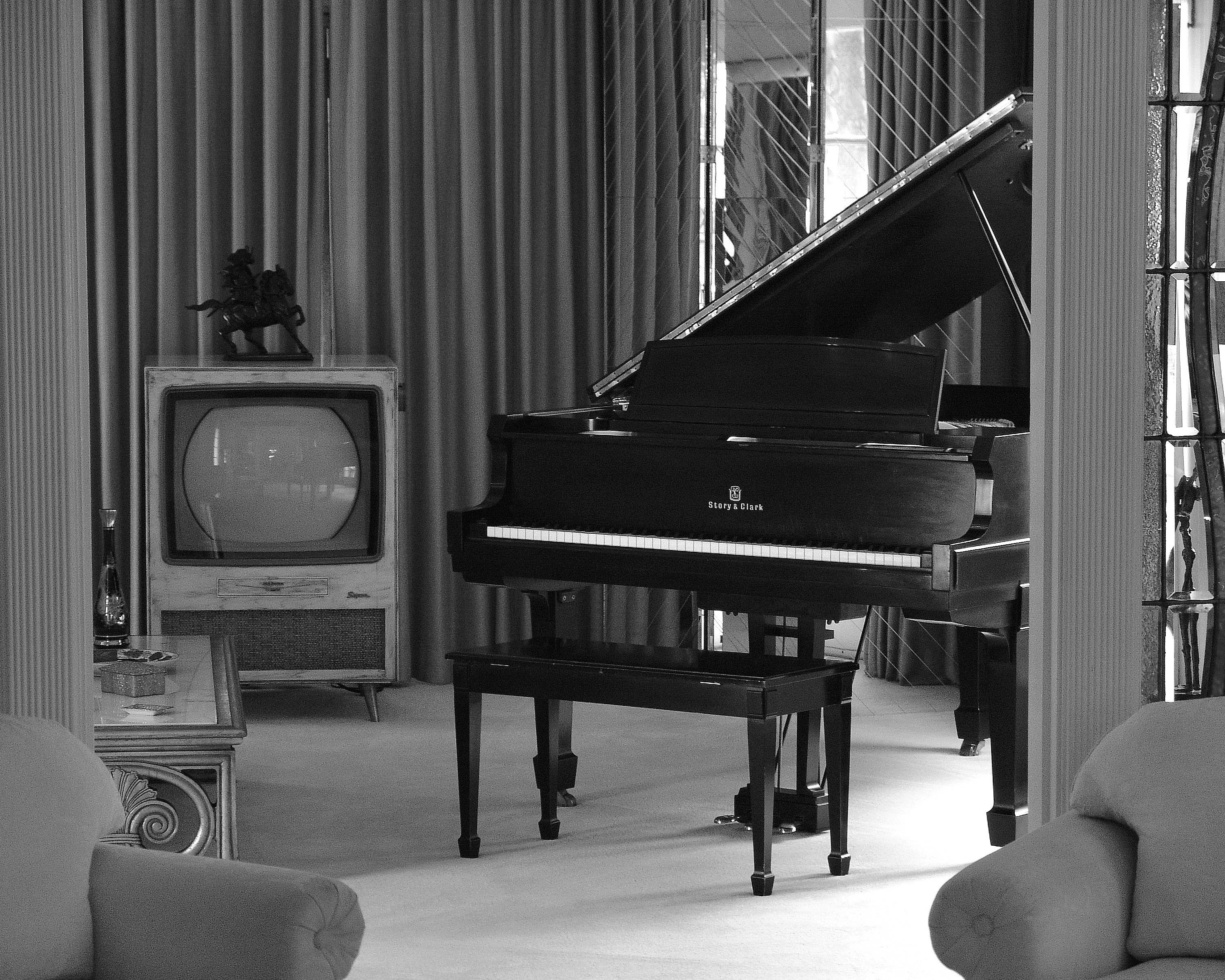 Graceland, grand piano, vintage living room, 2K Desktop Wallpaper