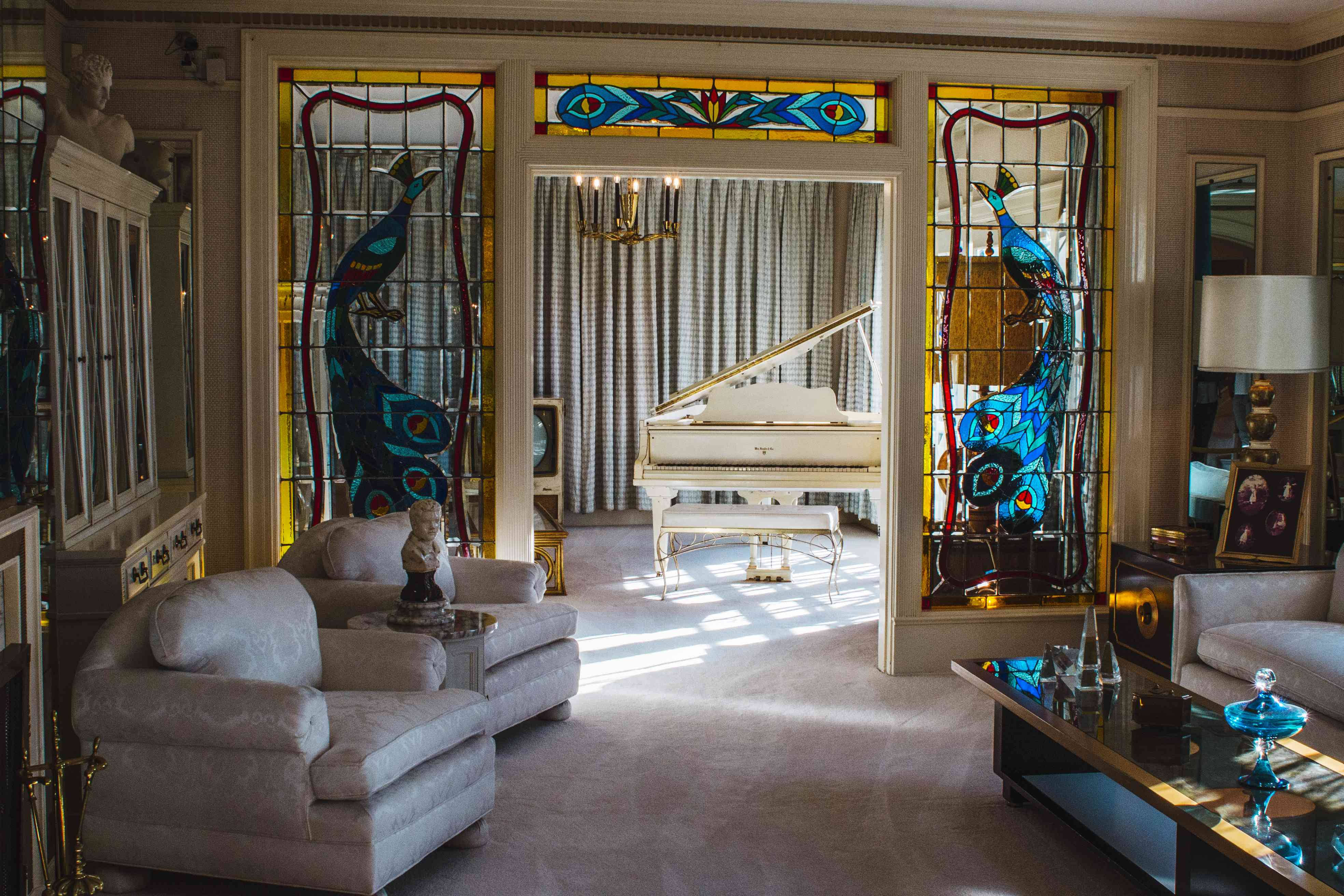 Graceland, living room, cream sofas, 4K Desktop Wallpaper