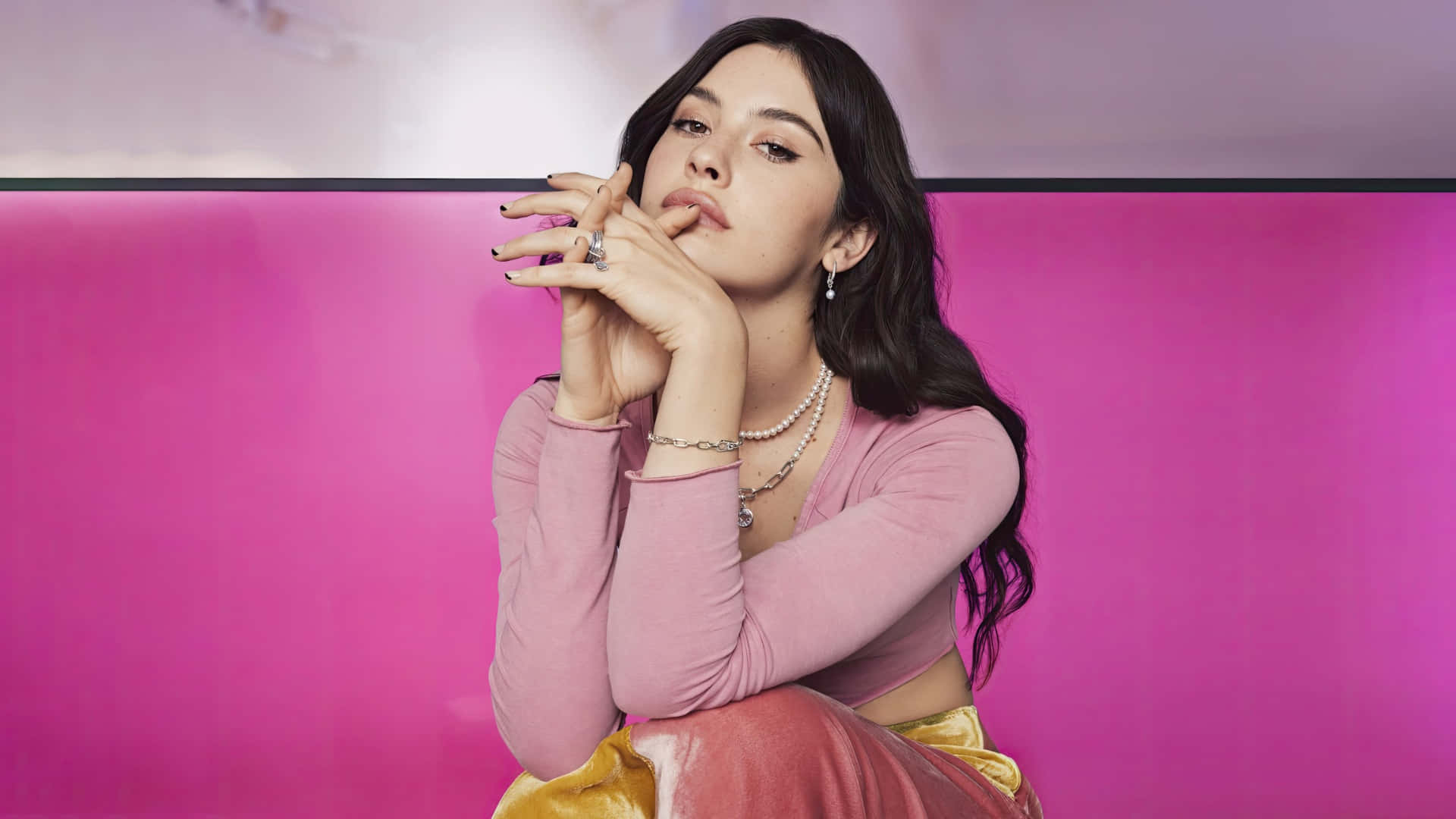 Gracie Abrams, dark hair, pink nails, Full HD Desktop Wallpaper
