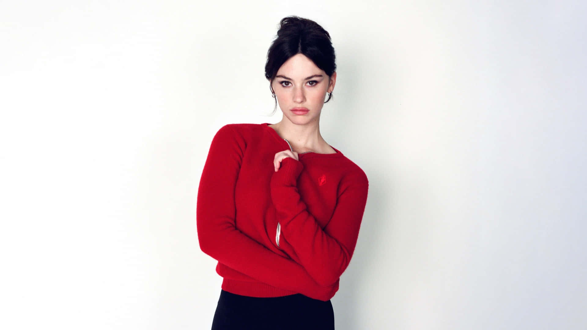 Gracie Abrams, vibrant red sweater, plain white wall, Full HD Desktop Wallpaper