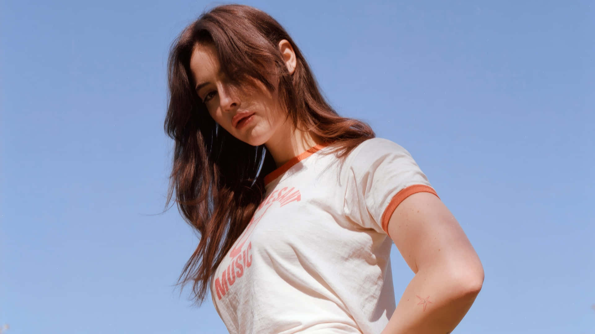 Gracie Abrams, long brown hair, white tshirt, Full HD Desktop Wallpaper