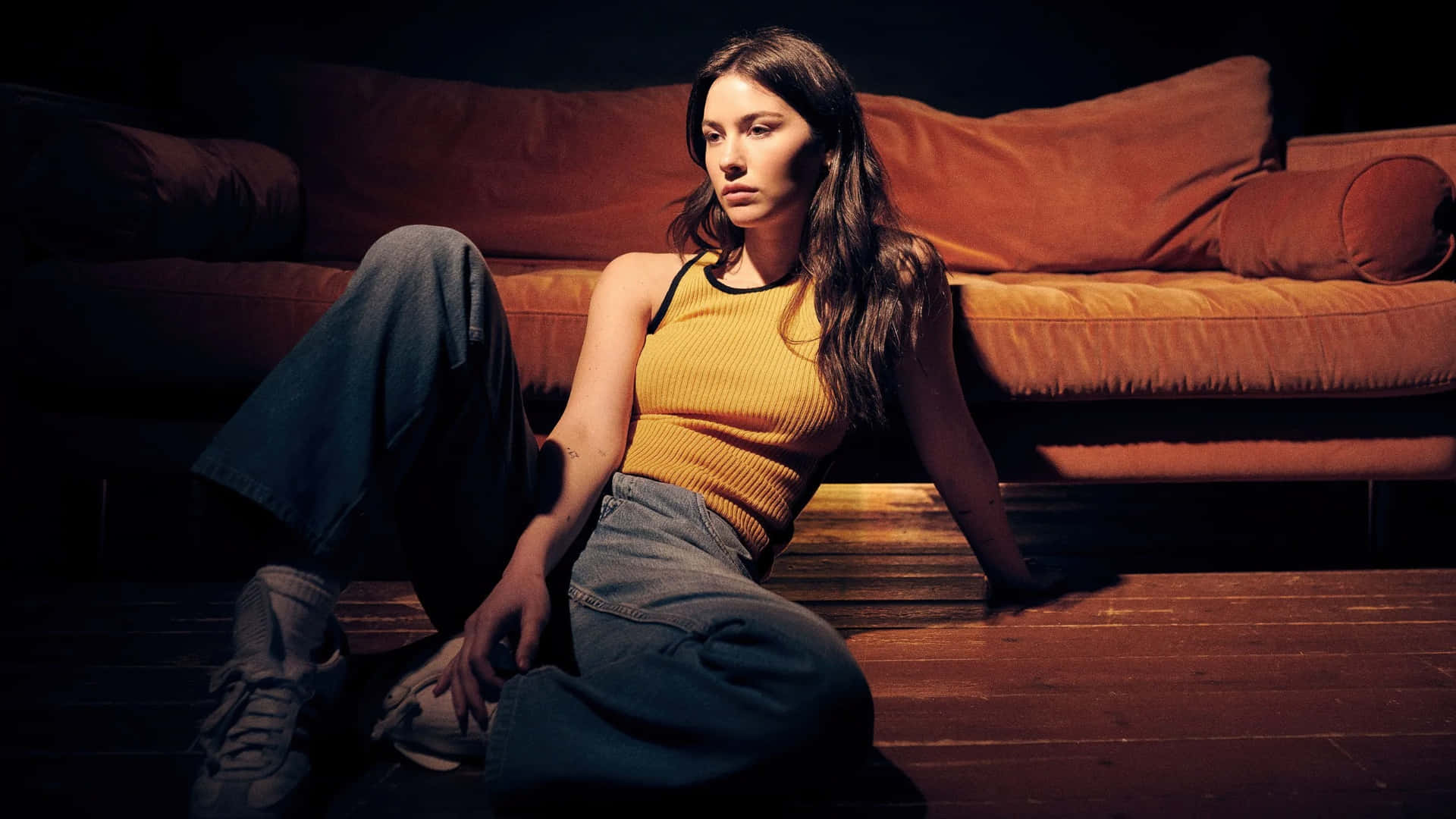Gracie Abrams, yellow ribbed top, blue jeans, Full HD Desktop Wallpaper