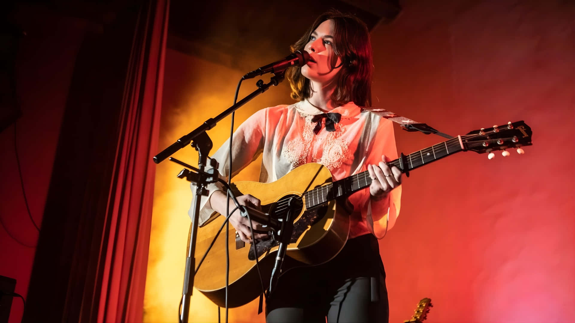 Gracie Abrams, microphone, acoustic guitar, Full HD Desktop Wallpaper