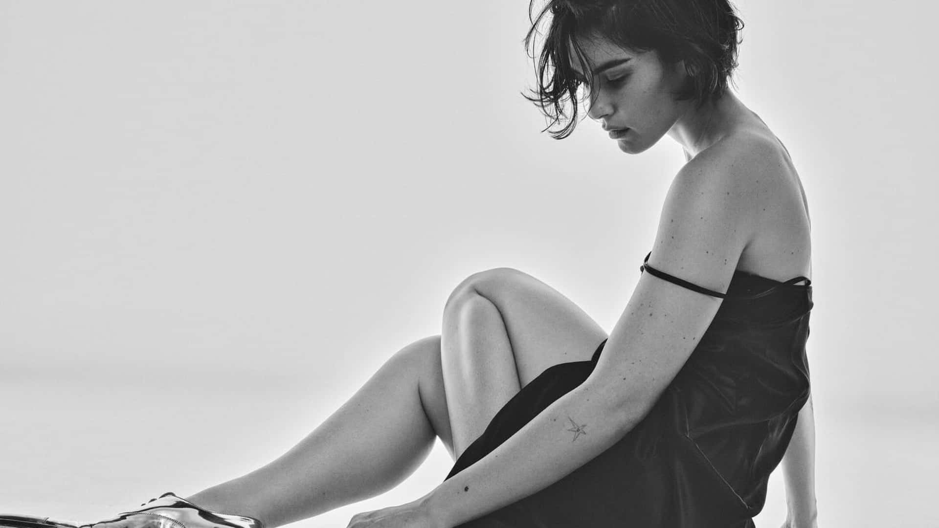 Gracie Abrams, short dark hair, black strapless dress, Full HD Desktop Wallpaper