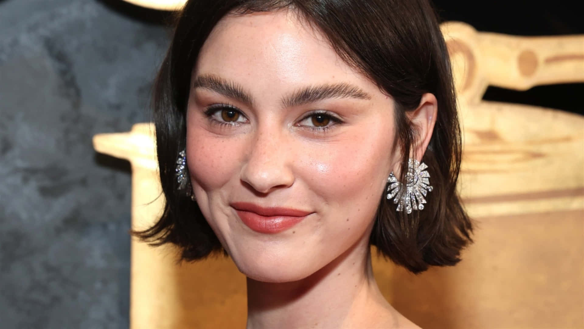 Gracie Abrams, short dark hair, sparkling diamond earrings, Full HD Desktop Wallpaper