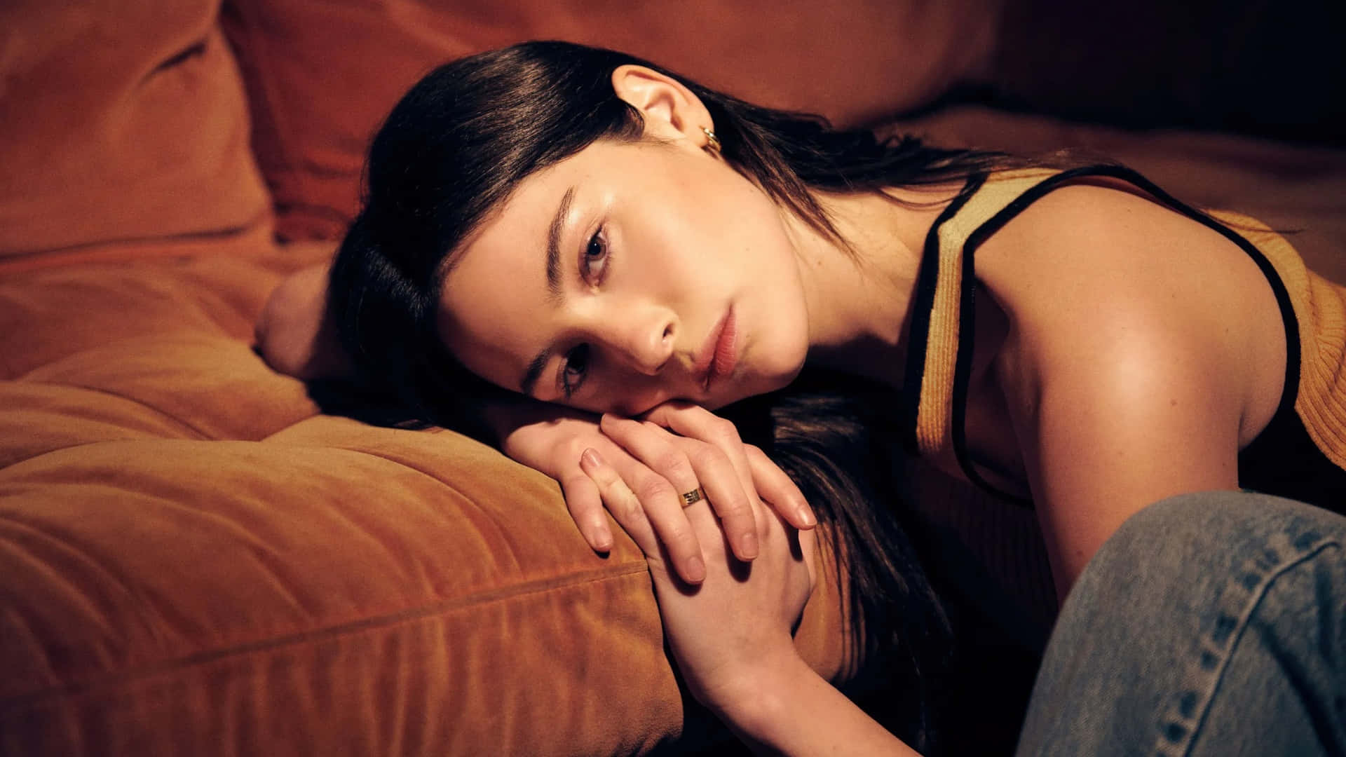 Gracie Abrams, dark hair, plush brown velvet couch, Full HD Desktop Wallpaper