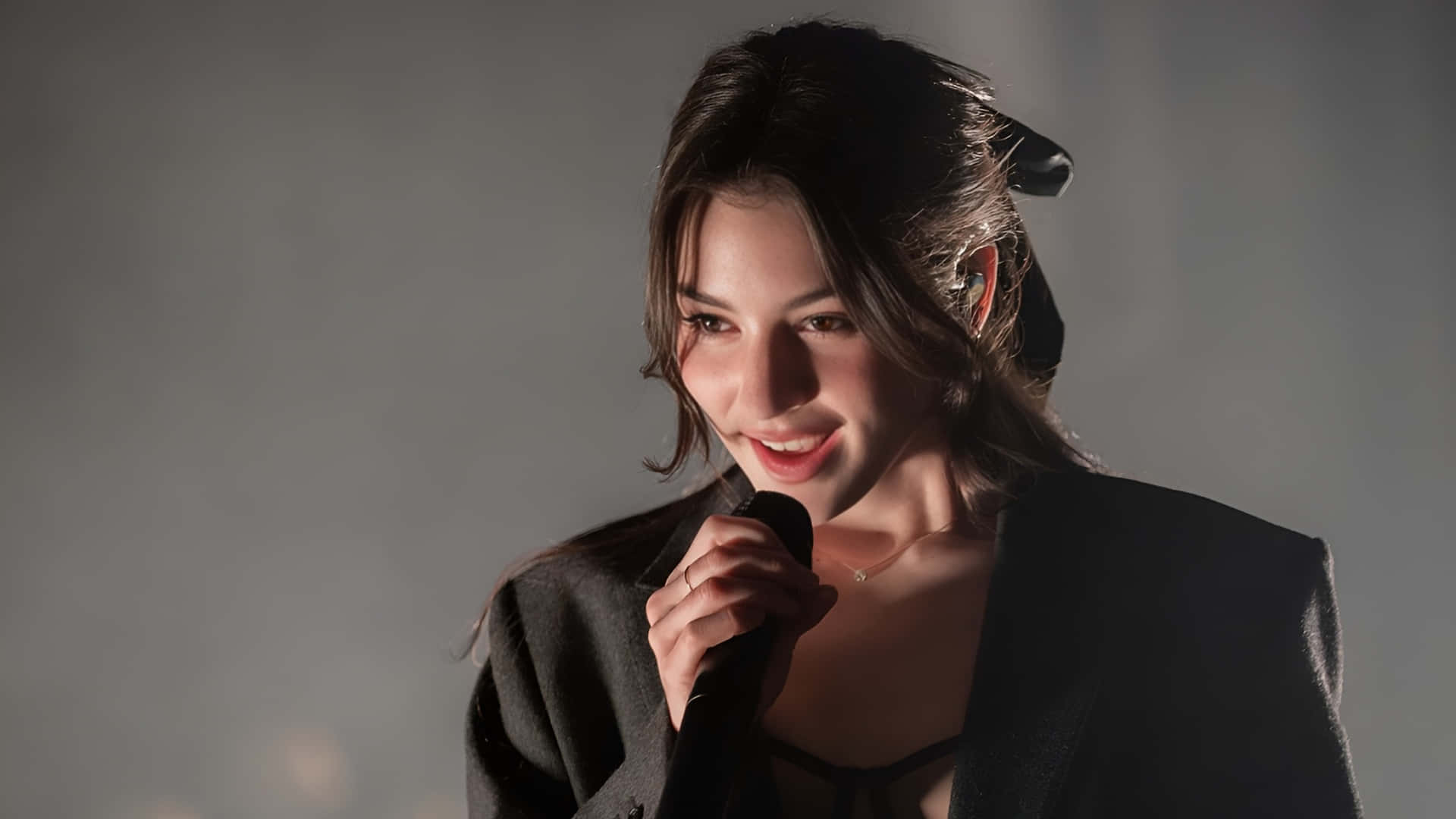 Gracie Abrams, black blazer, microphone, Full HD Desktop Wallpaper