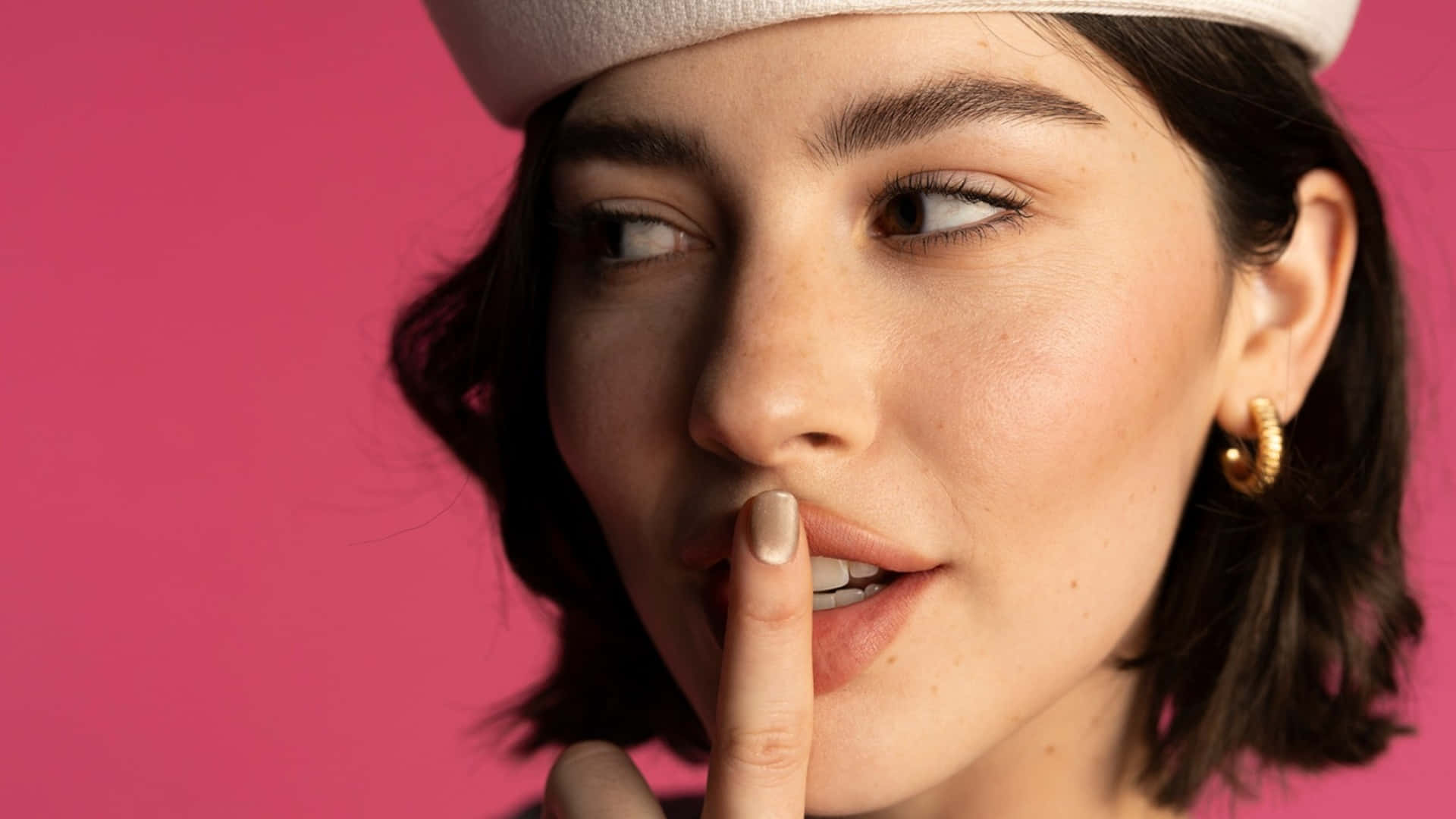 Gracie Abrams, dark hair, white hat, Full HD Desktop Wallpaper