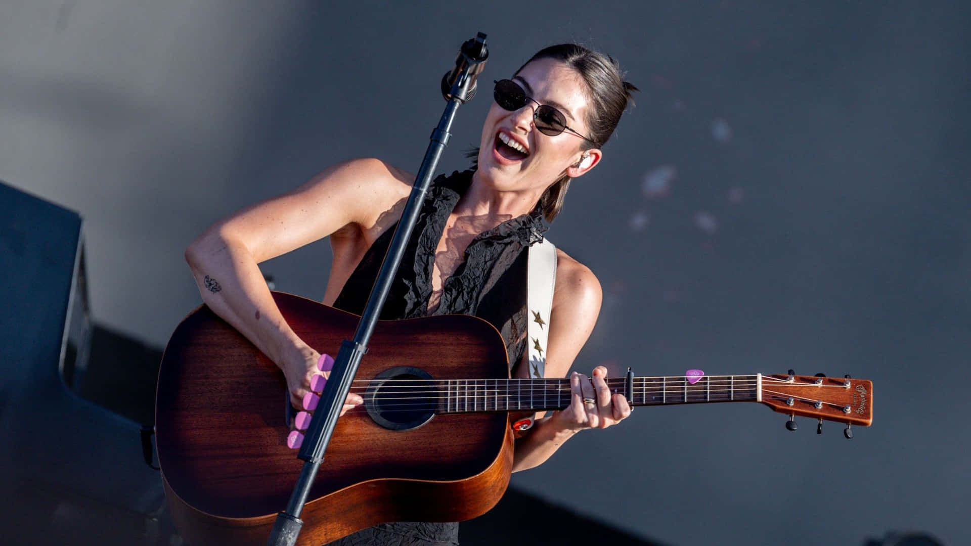Gracie Abrams, sunglasses, wooden acoustic guitar, Full HD Desktop Wallpaper