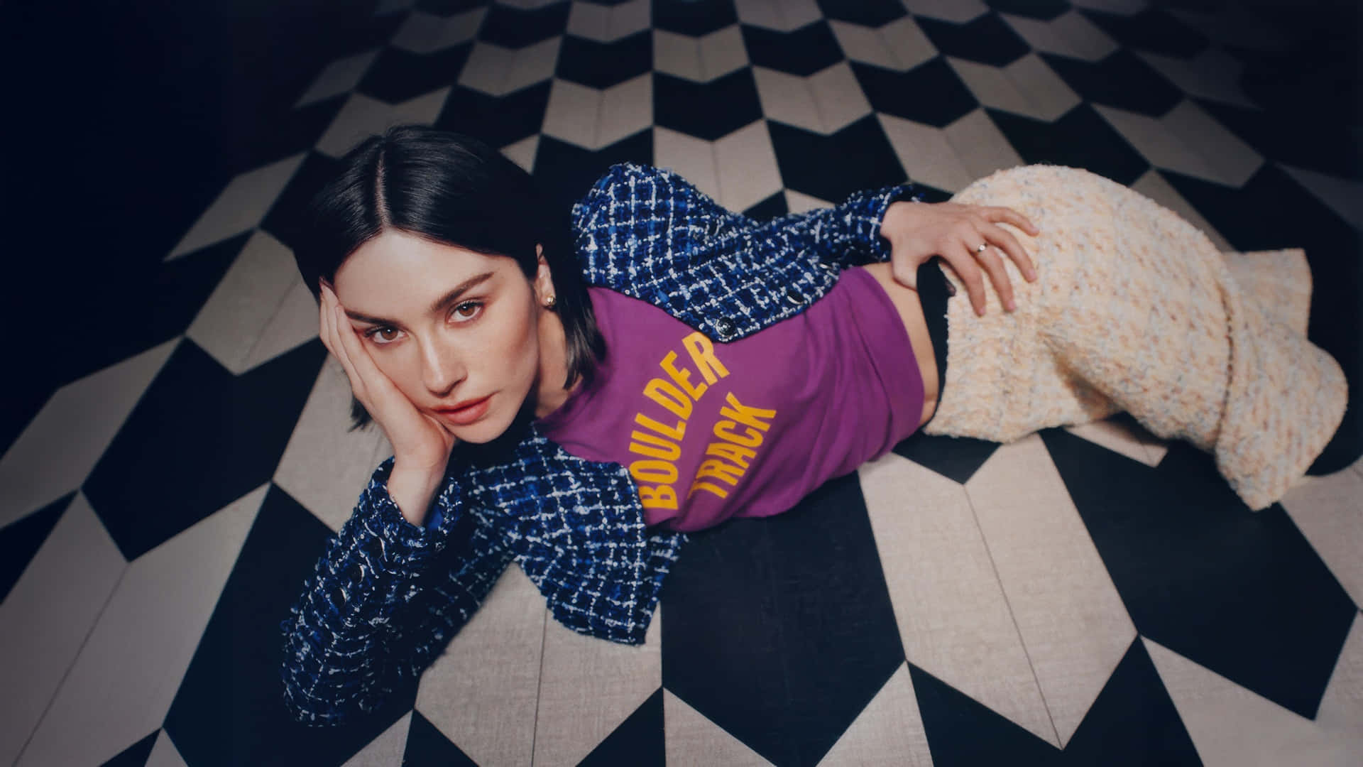 Gracie Abrams, purple 'BOULDER TRACK' shirt, black and white geometric tiled floor, Full HD Desktop Wallpaper