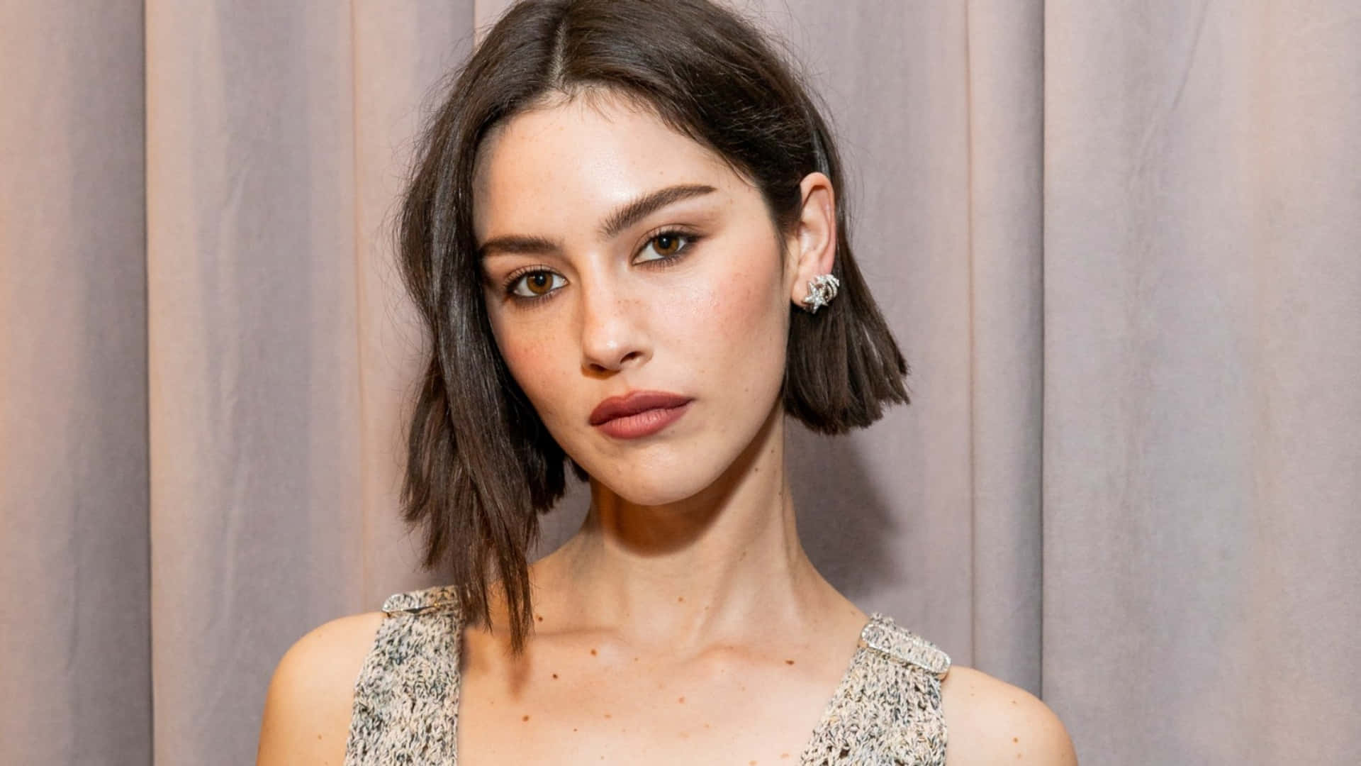 Gracie Abrams, dark bob haircut, sparkling earrings, Full HD Desktop Wallpaper