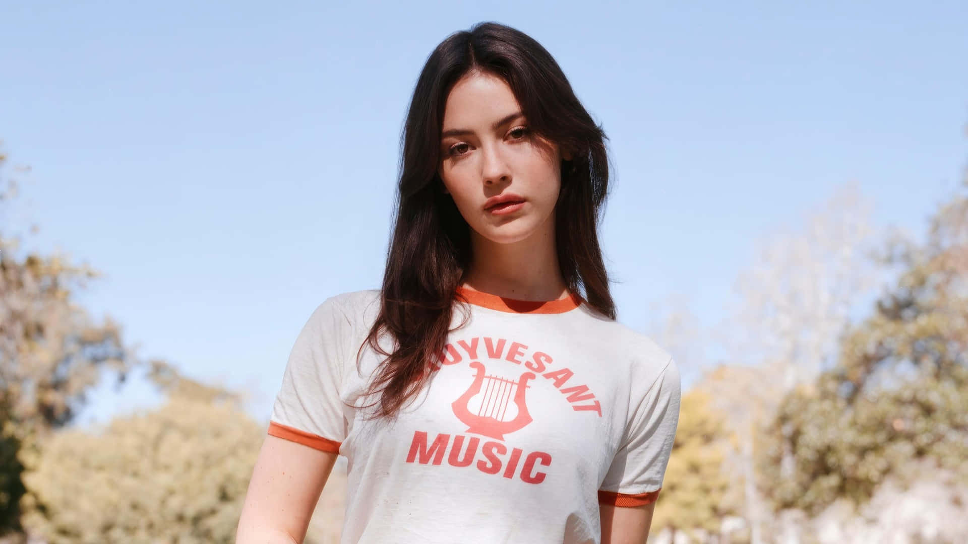 Gracie Abrams, white t-shirt, orange trim, Full HD Desktop Wallpaper