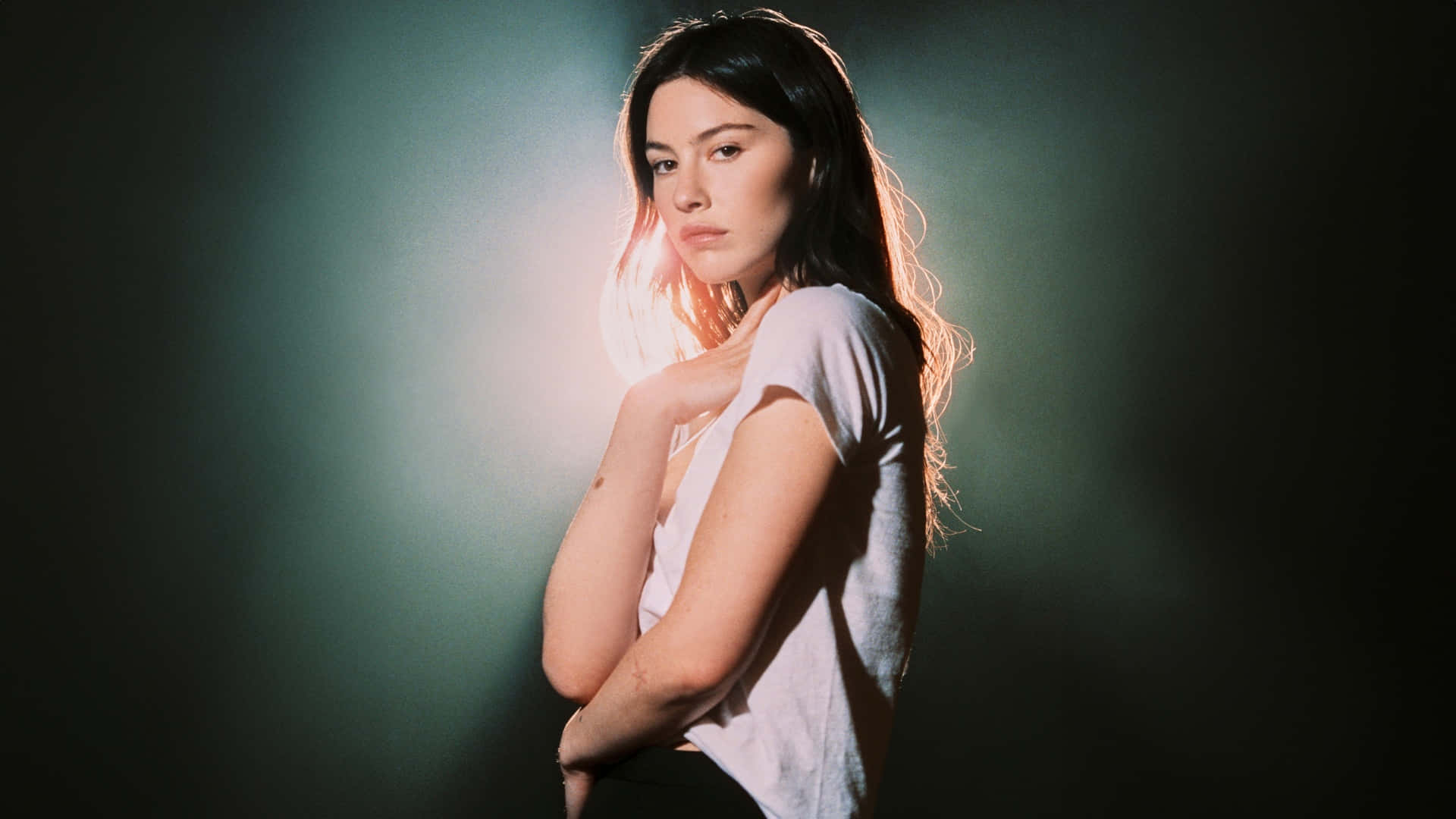 Gracie Abrams, white tshirt, dramatic spotlight, Full HD Desktop Wallpaper